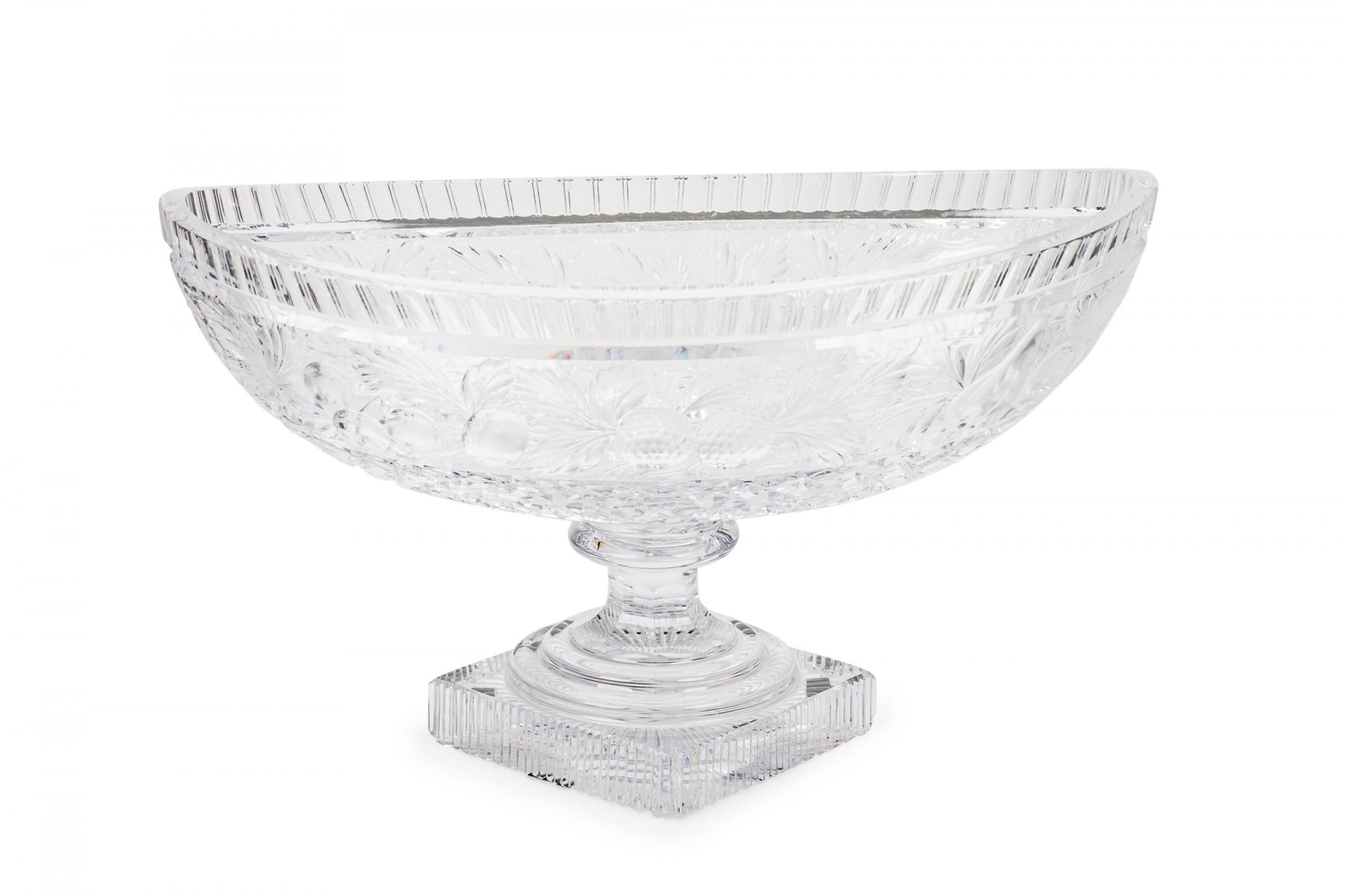 Compota inglesa victoriana de cristal tallado del siglo XIX con motivos frutales en venta 4
