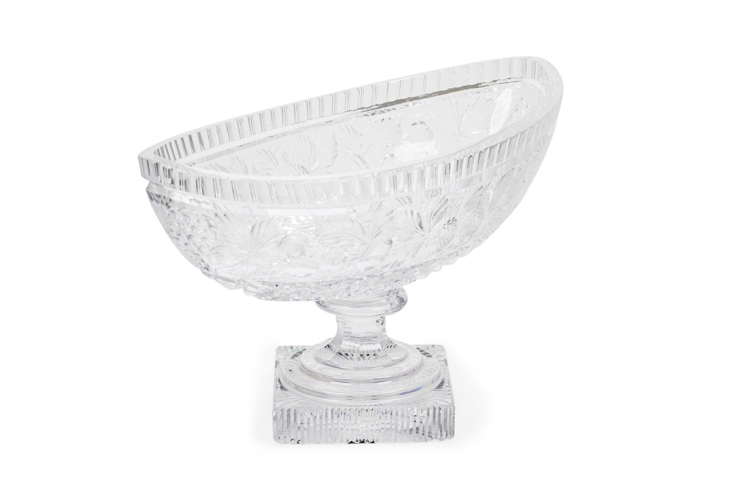 Compota inglesa victoriana de cristal tallado del siglo XIX con motivos frutales Tallado a mano en venta