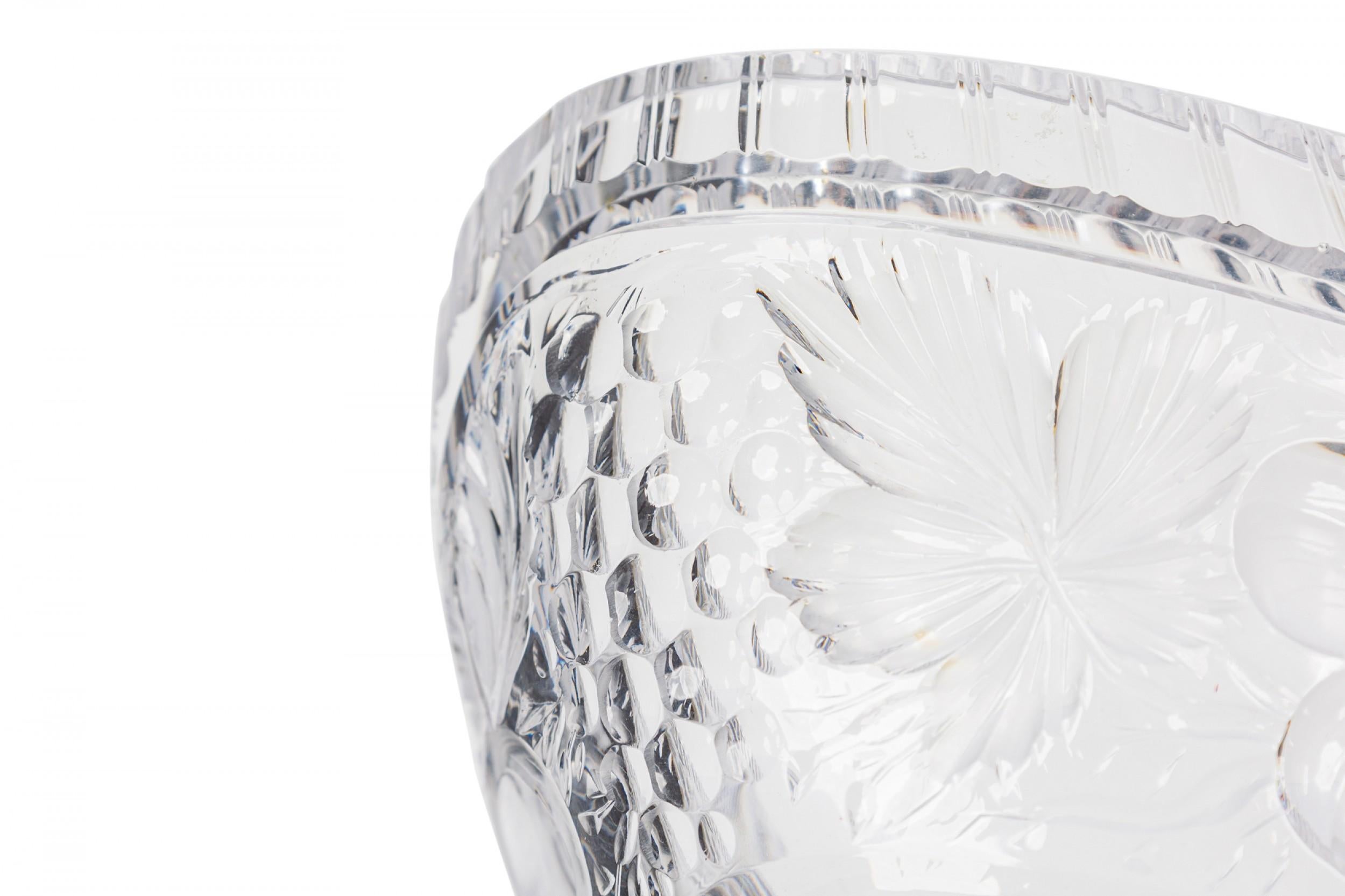 Compota inglesa victoriana de cristal tallado del siglo XIX con motivos frutales en venta 2