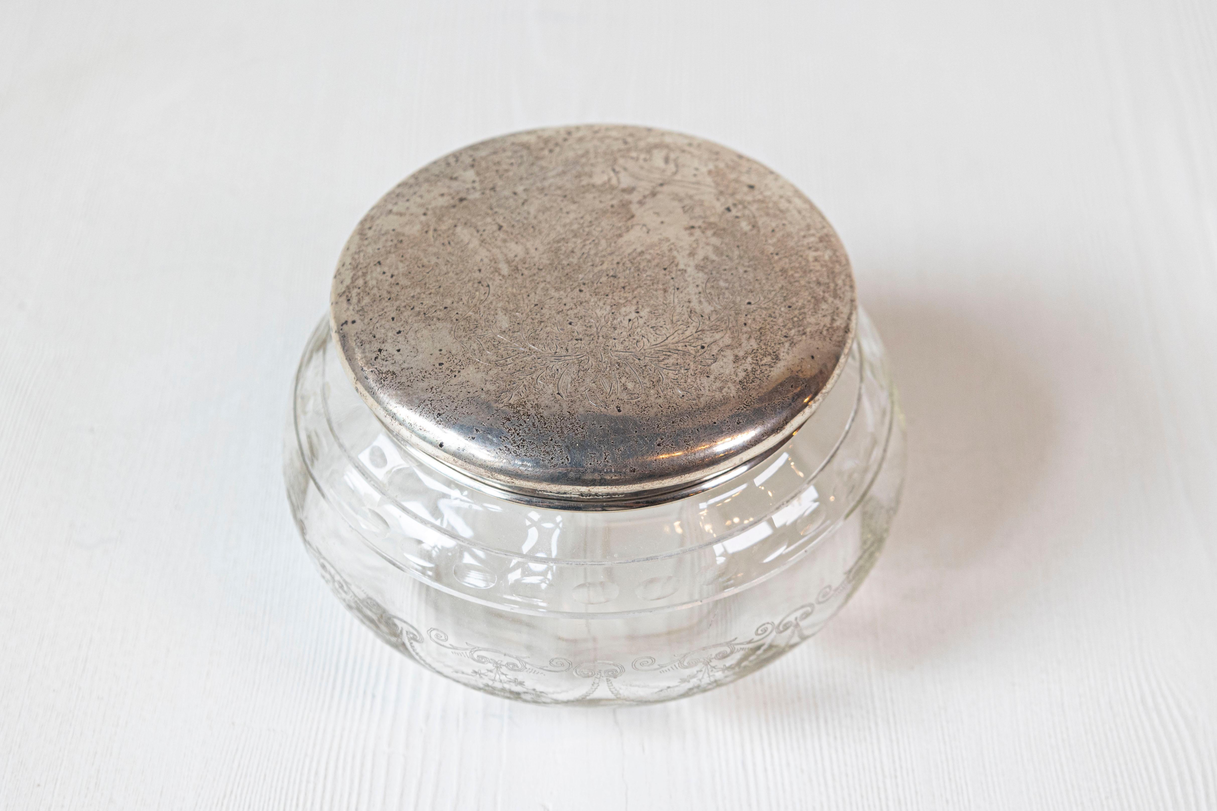 Inglese Vaso da toilette inglese vittoriano del XIX secolo in vetro e argento con disegno inciso in vendita