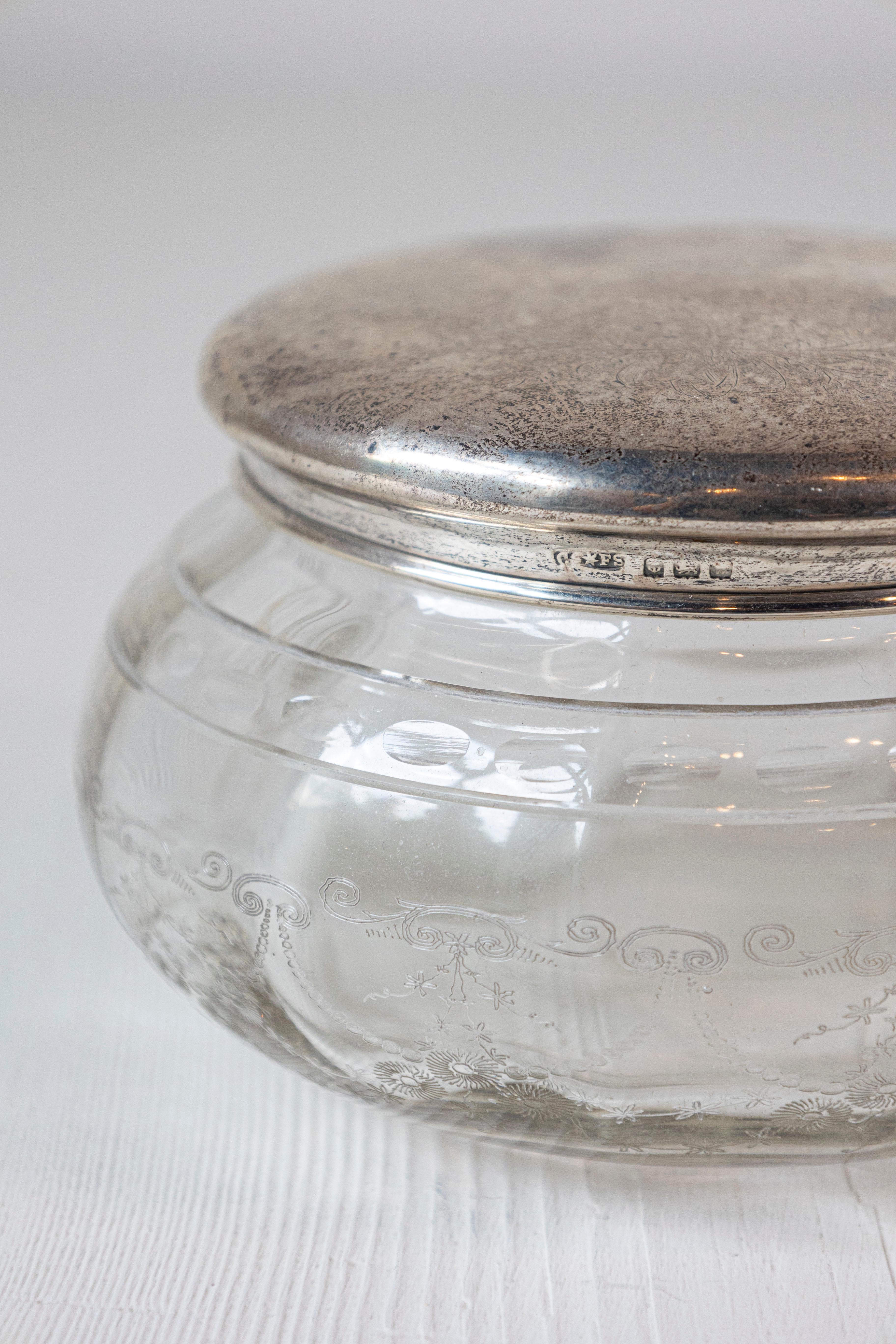 Vaso da toilette inglese vittoriano del XIX secolo in vetro e argento con disegno inciso In condizioni buone in vendita a Atlanta, GA