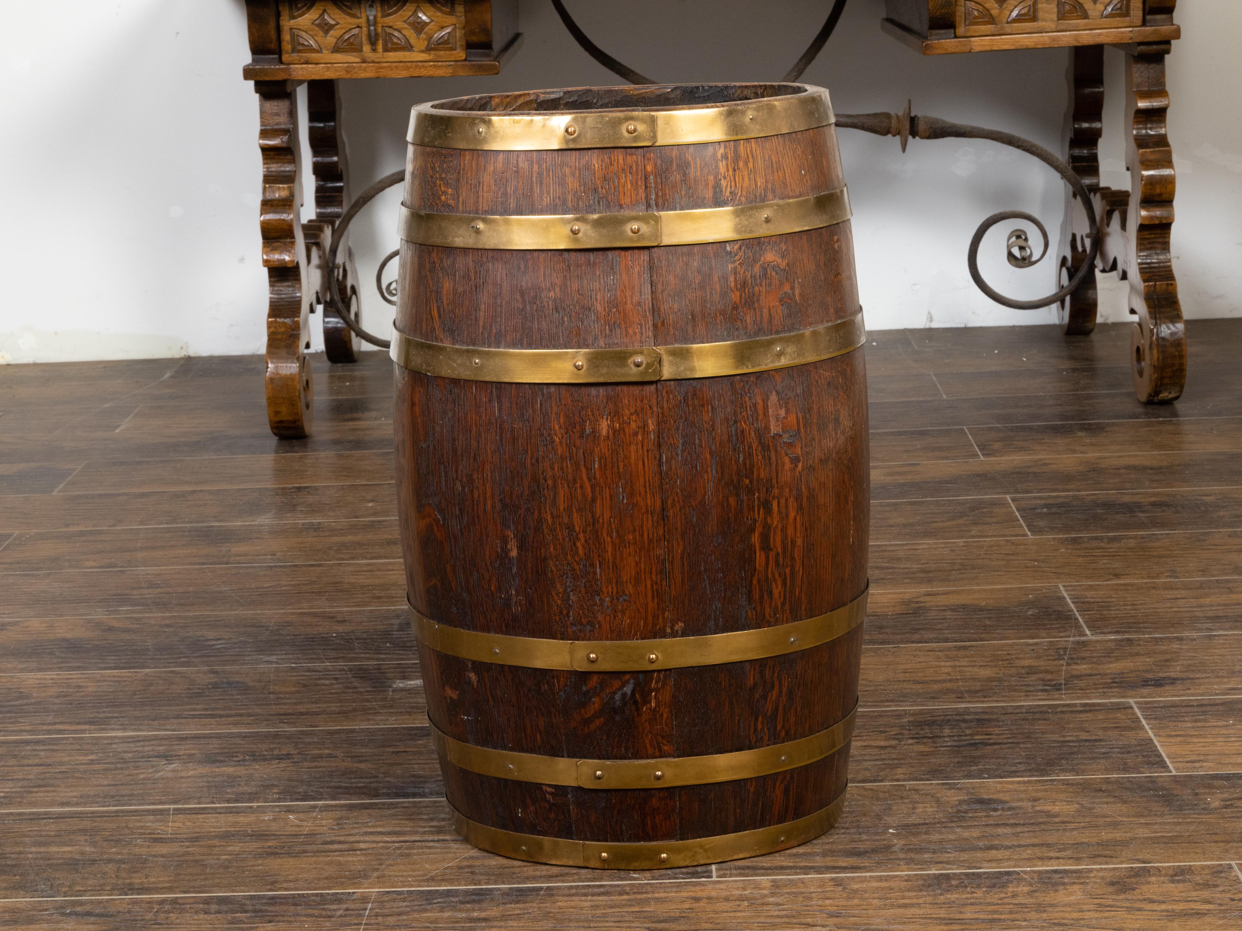 English Victorian 19th Century Oval Barrel with Coat of Arms and Brass Braces For Sale 2