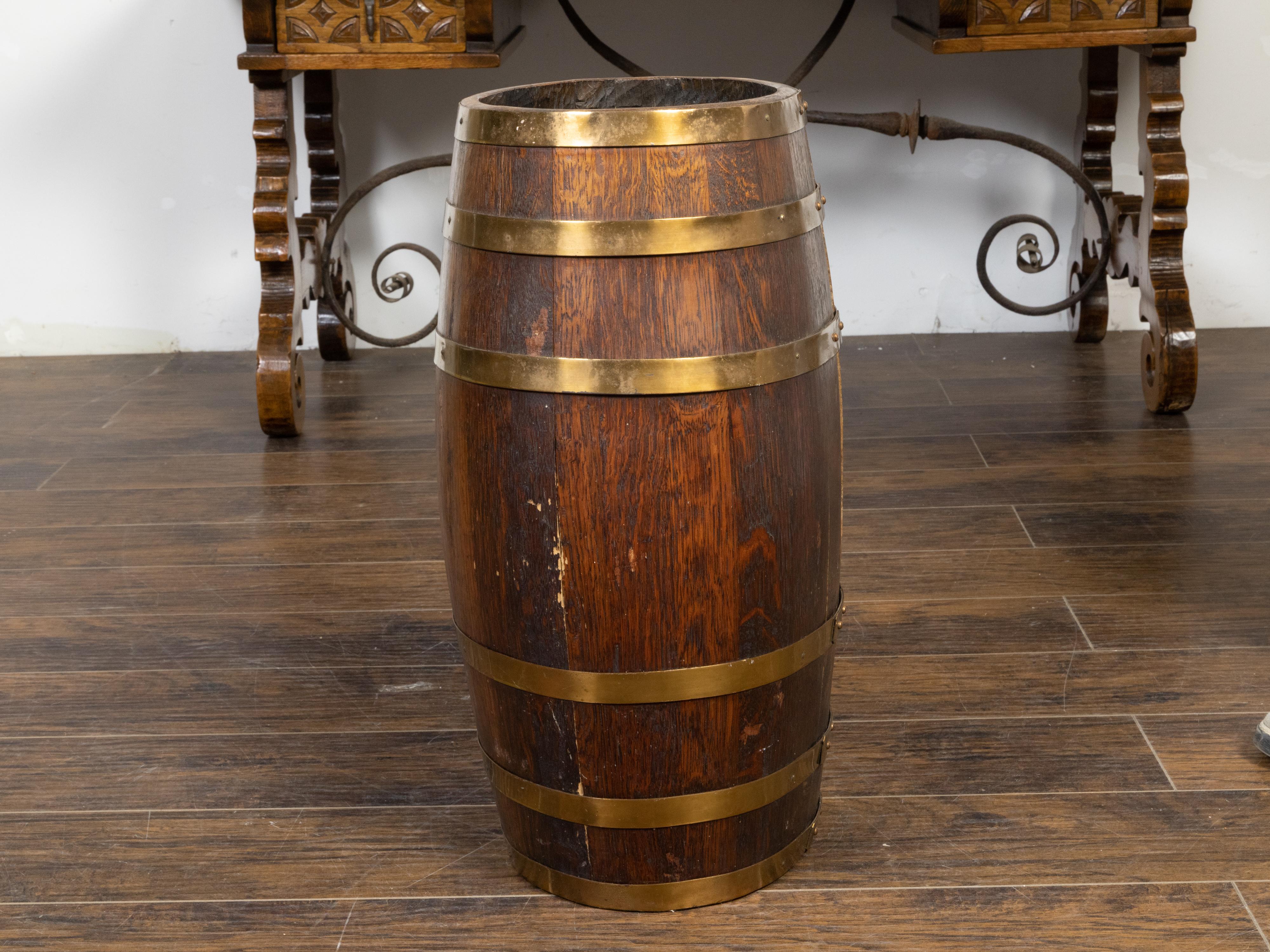 English Victorian 19th Century Oval Barrel with Coat of Arms and Brass Braces For Sale 3