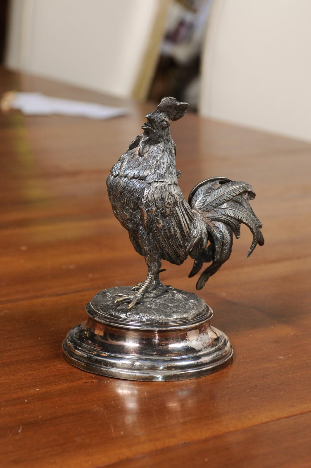 An English Victorian period silver inkwell from the 19th century, depicting a rooster. Created in England during the reign of Queen Victoria, this silver inkwell features a rooster proudly standing on a circular base. Showcasing beautiful details