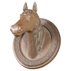 Tête de cheval en terre cuite du 19ème siècle de style victorien anglais avec frise de clés grecques