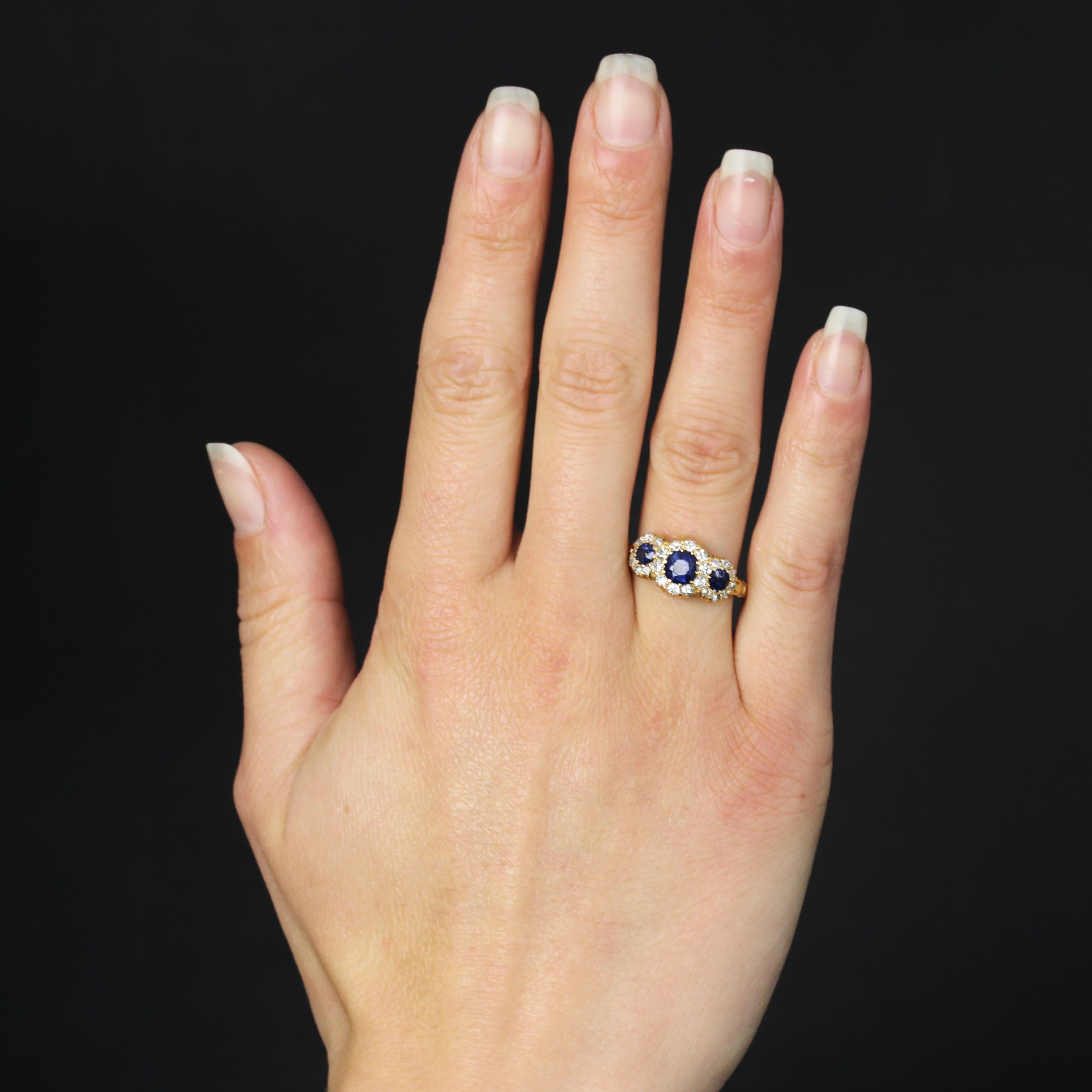 Ring aus 18 Karat Gelbgold, Eulenpunze.
Antiker Ring im Strumpfbandstil, besetzt mit 3 runden blauen Saphiren an der Spitze, die jeweils von Diamanten im Antikschliff umgeben sind, die in Krallen gehalten werden. Der Anfang des Rings ist auf beiden