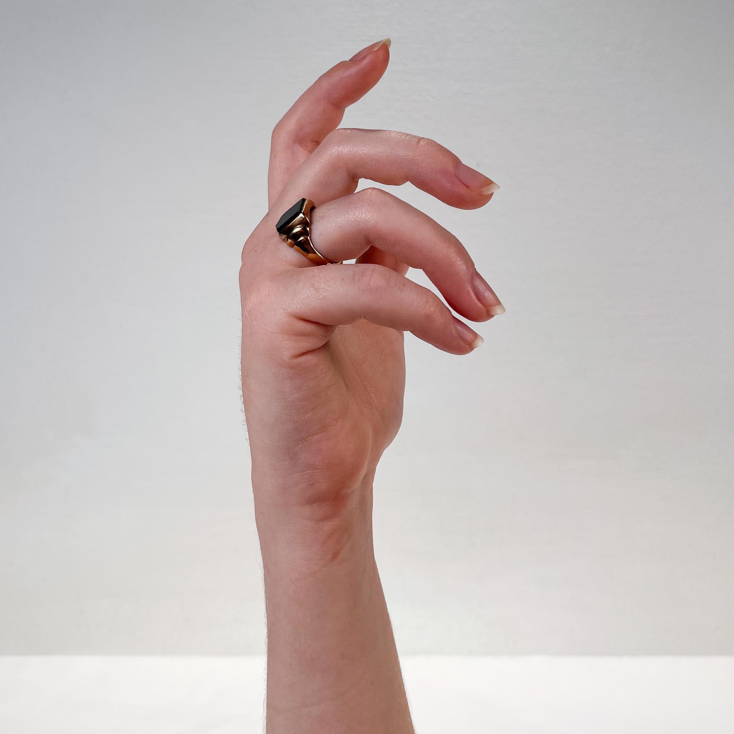 Ein feiner englischer viktorianischer Siegelring.

Mit einem glatten, schildförmigen Blutstein-Cabochon in einer Lünette aus 9-karätigem Gold. 

Die Seiten des Ringbandes sind graviert und architektonisch gestaltet. 

Auf dem Schaft mit englischen