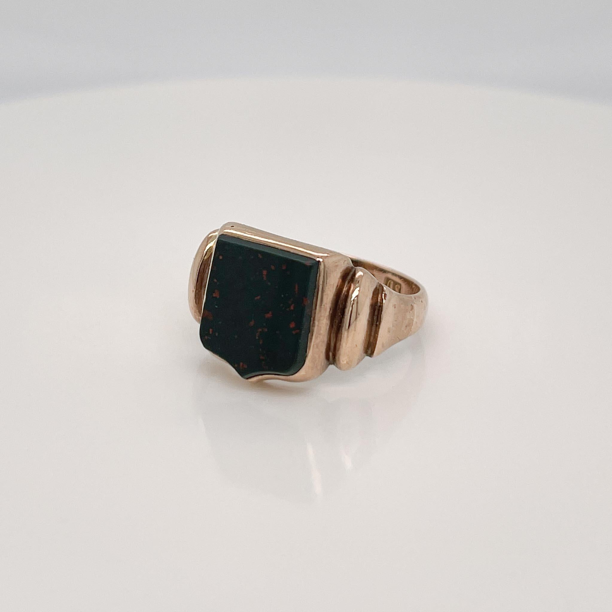 English Victorian 9ct Gold & Bloodstone Shield Cabochon Signet Ring In Good Condition For Sale In Philadelphia, PA