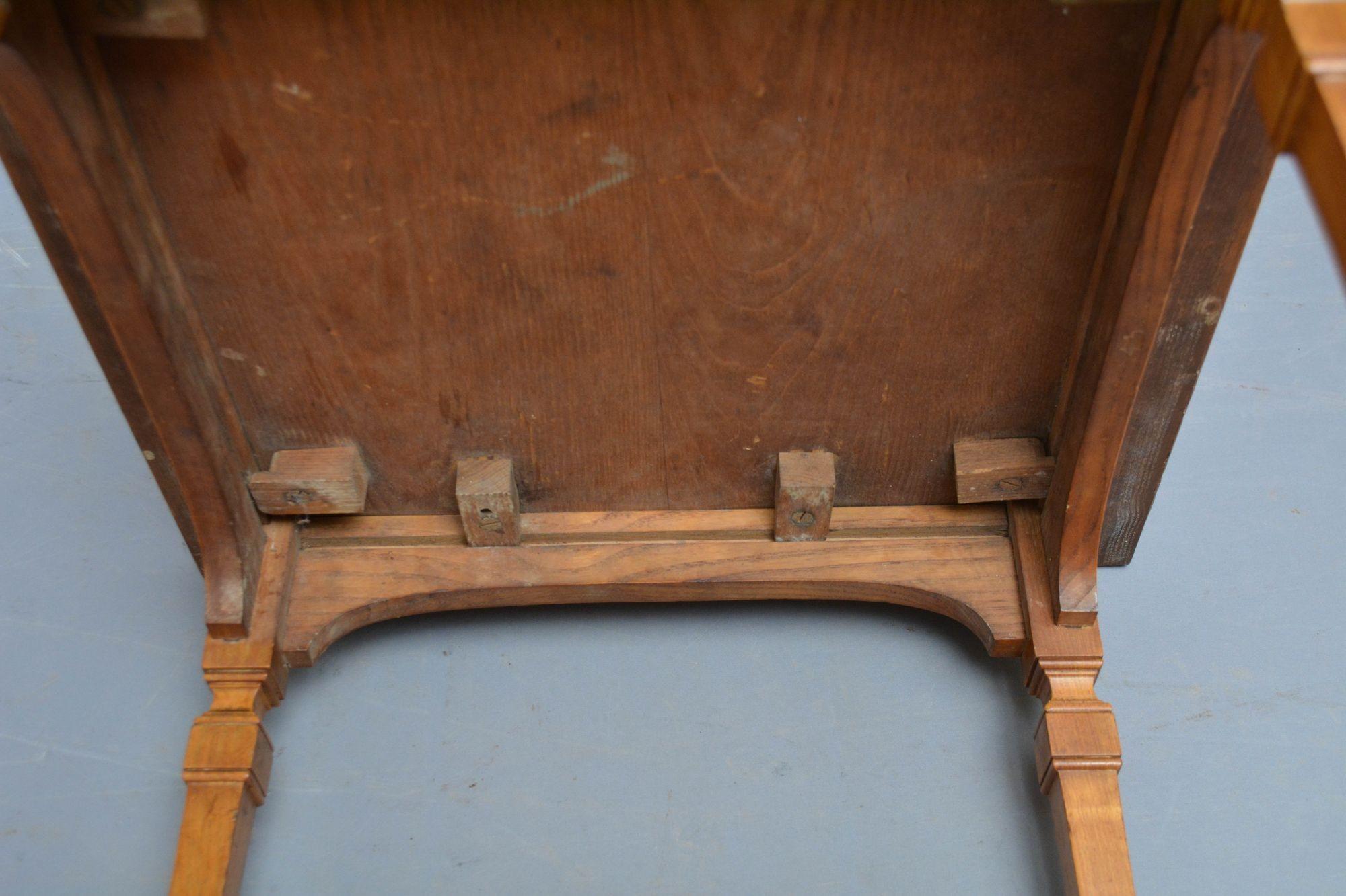Mesa auxiliar de fresno inglesa Victorian Aesthetic Movement en venta 14