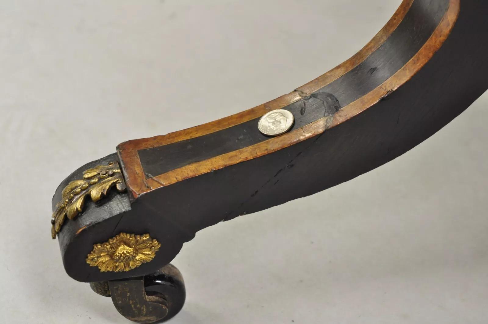 Table centrale ovale en ébène et ronce de noyer de l'époque victorienne anglaise Aesthetic Movement en vente 3