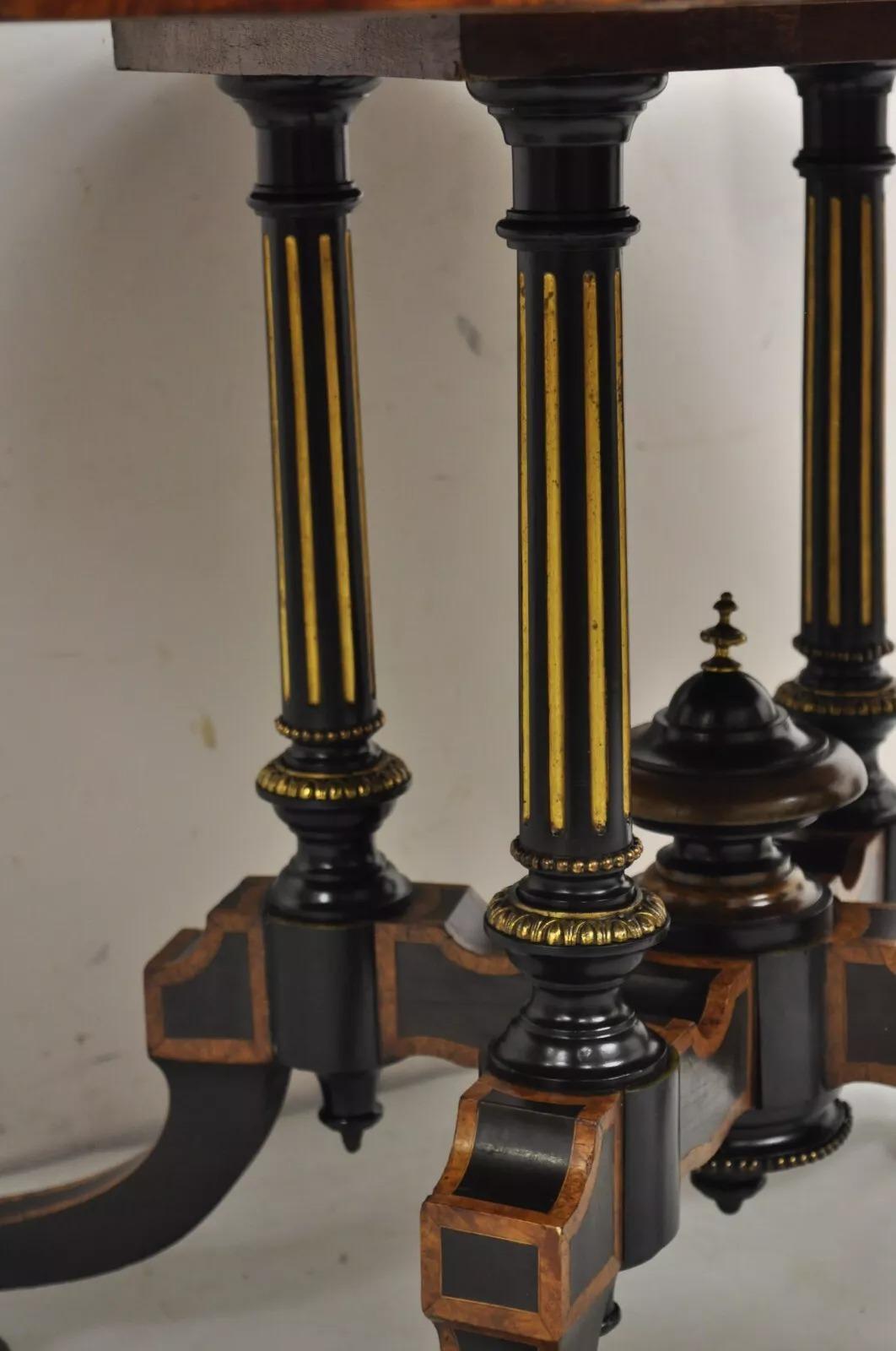 Inconnu Table centrale ovale en ébène et ronce de noyer de l'époque victorienne anglaise Aesthetic Movement en vente