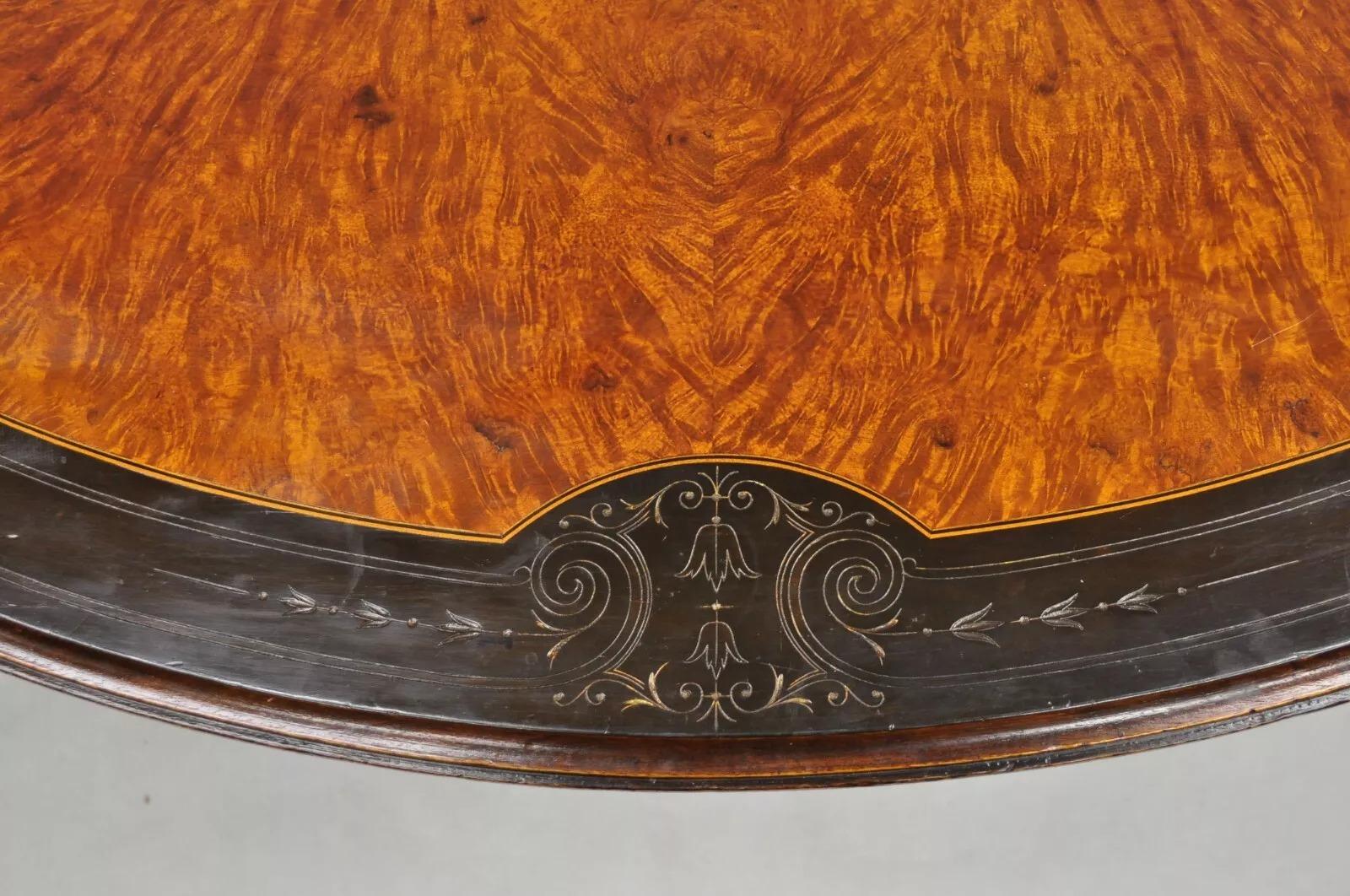 XIXe siècle Table centrale ovale en ébène et ronce de noyer de l'époque victorienne anglaise Aesthetic Movement en vente
