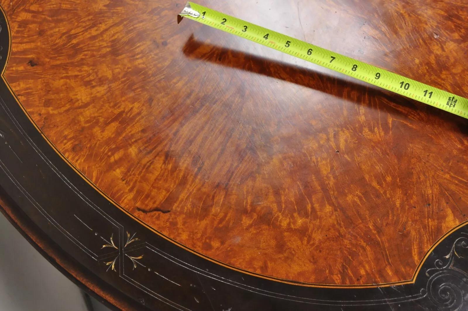 Ébène Table centrale ovale en ébène et ronce de noyer de l'époque victorienne anglaise Aesthetic Movement en vente