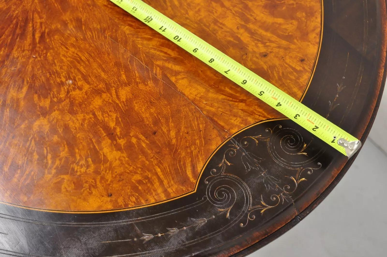 Table centrale ovale en ébène et ronce de noyer de l'époque victorienne anglaise Aesthetic Movement en vente 1