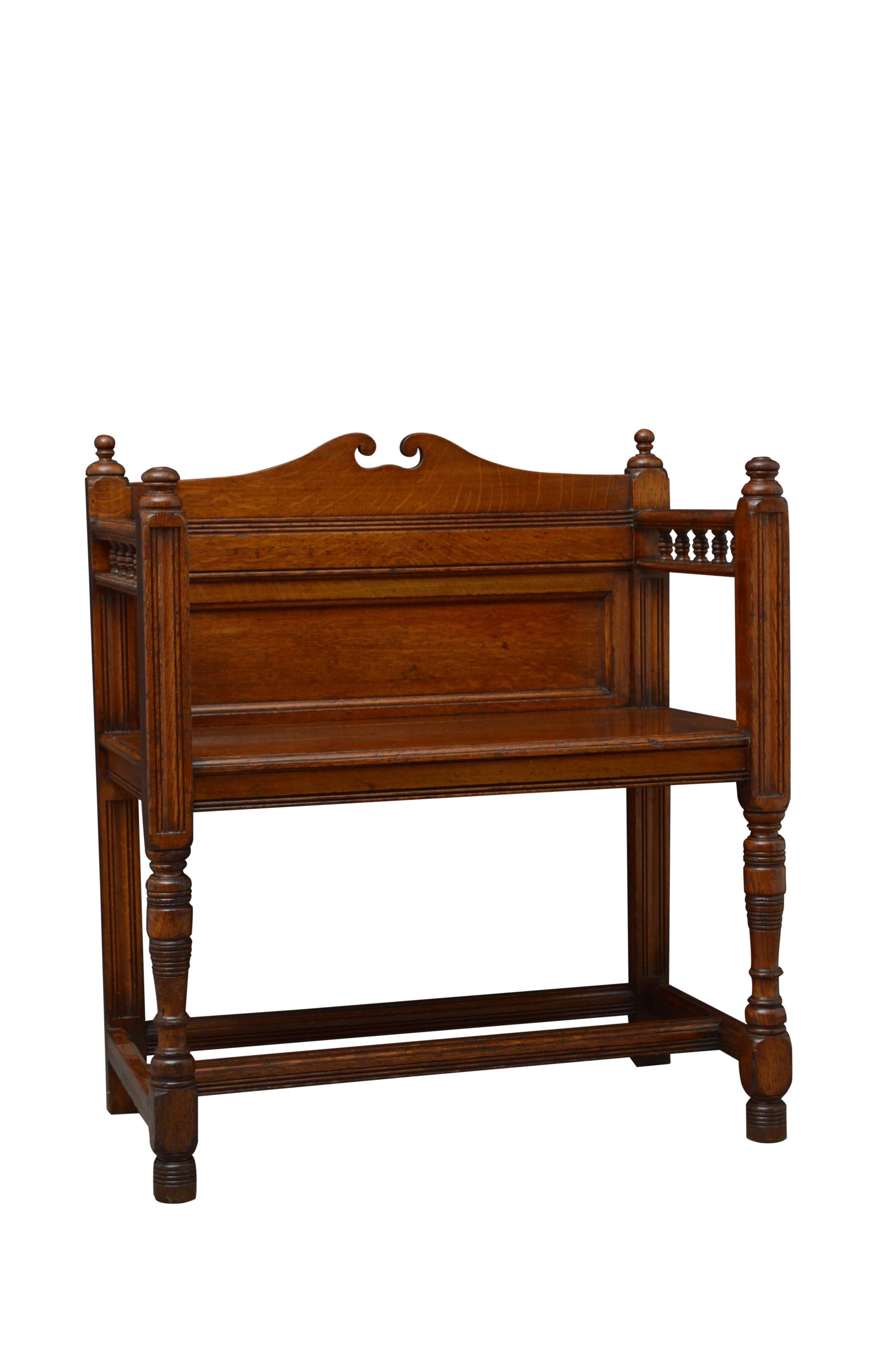 K0518 Seduta da sala dell'Aesthetic Movement vittoriano, molto attraente, con binario superiore sagomato con schienale modellato e pannellato, braccioli aperti con fusi decorativi e seduta modellata, in piedi su supporti pannellati che terminano con