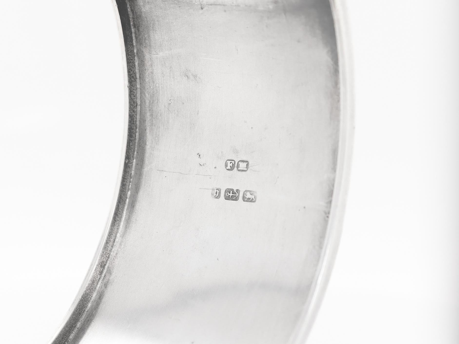 English Victorian Aesthetic Sterling Silver Bangle Bracelet with Scenes of Birds For Sale 10