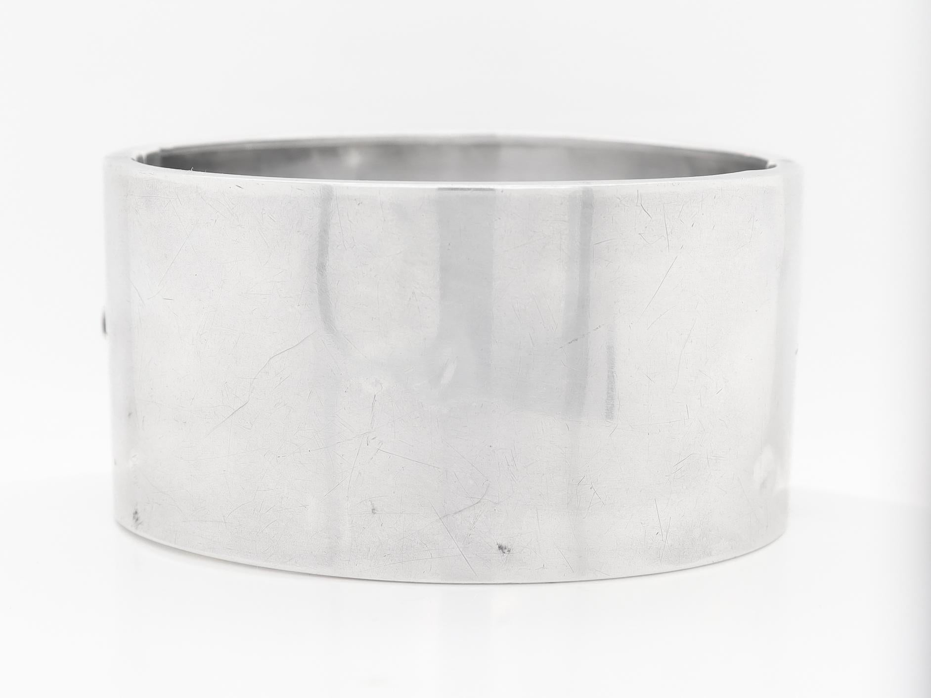 English Victorian Aesthetic Sterling Silver Bangle Bracelet with Scenes of Birds For Sale 2