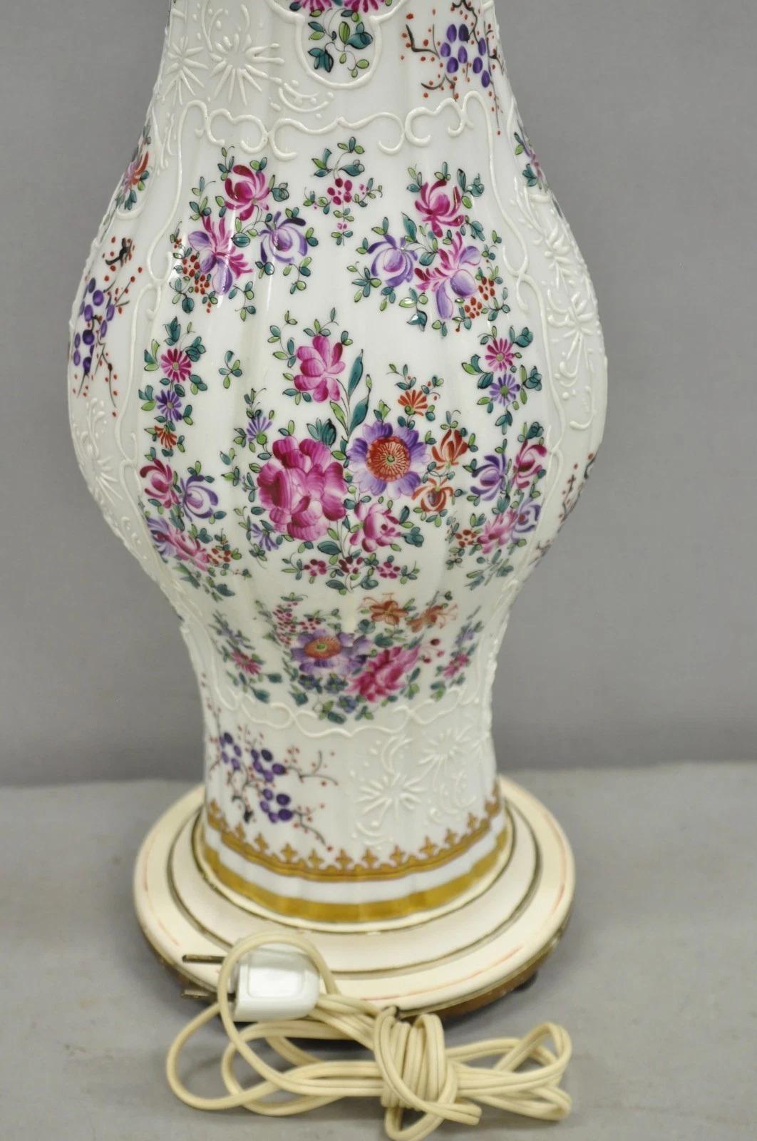 Lampe de table victorienne en porcelaine peinte à la main et exportée de Chine en vente 3