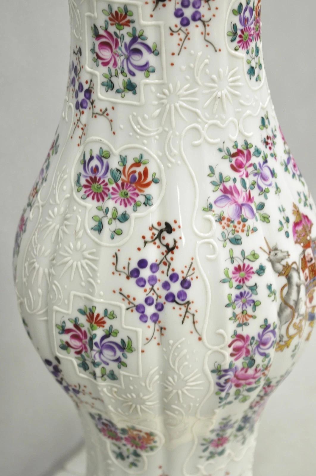 Lampe de table victorienne en porcelaine peinte à la main et exportée de Chine en vente 4