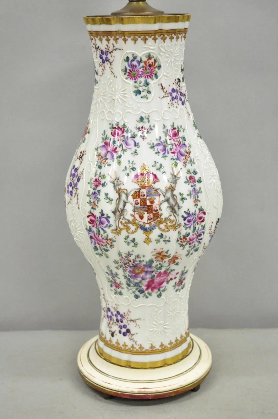 Lampe de table victorienne en porcelaine peinte à la main et exportée de Chine en vente 5