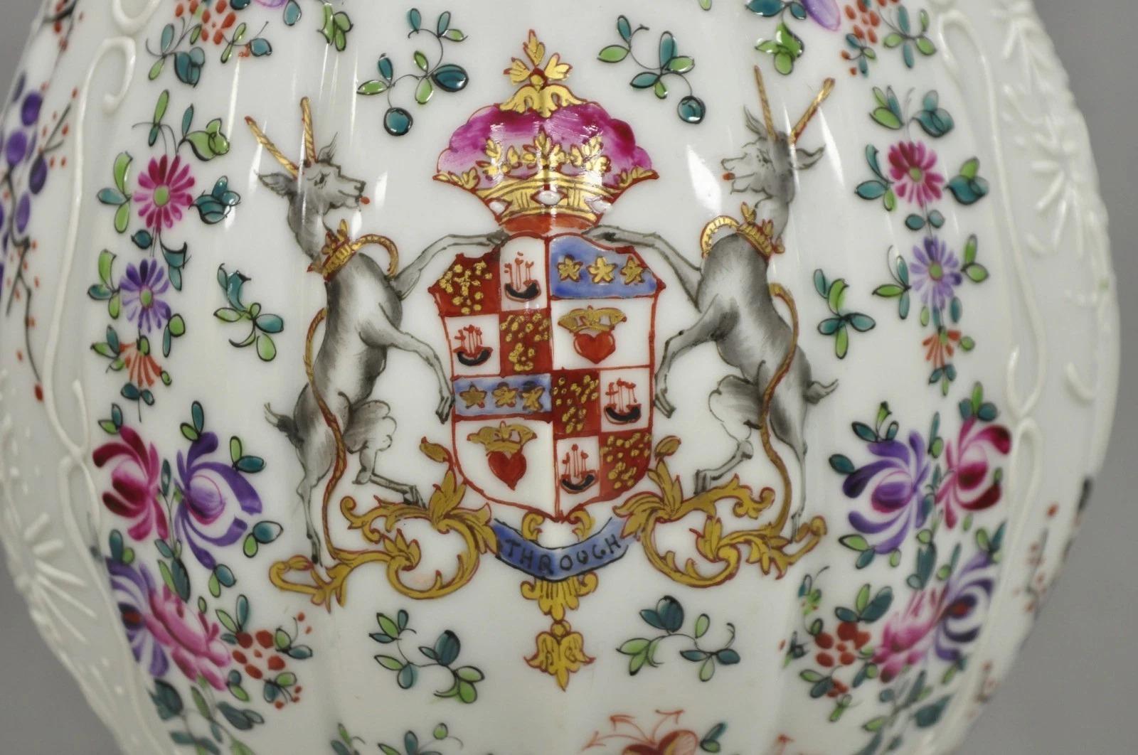 Inconnu Lampe de table victorienne en porcelaine peinte à la main et exportée de Chine en vente