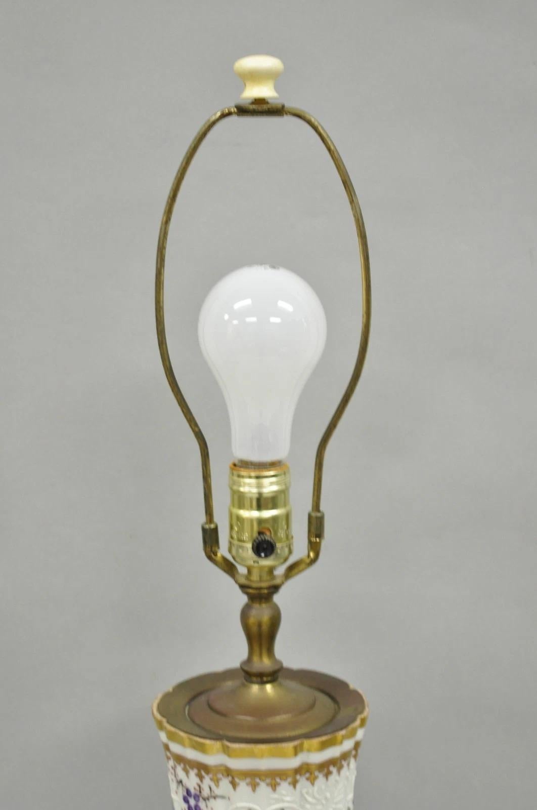 Lampe de table victorienne en porcelaine peinte à la main et exportée de Chine Bon état - En vente à Philadelphia, PA