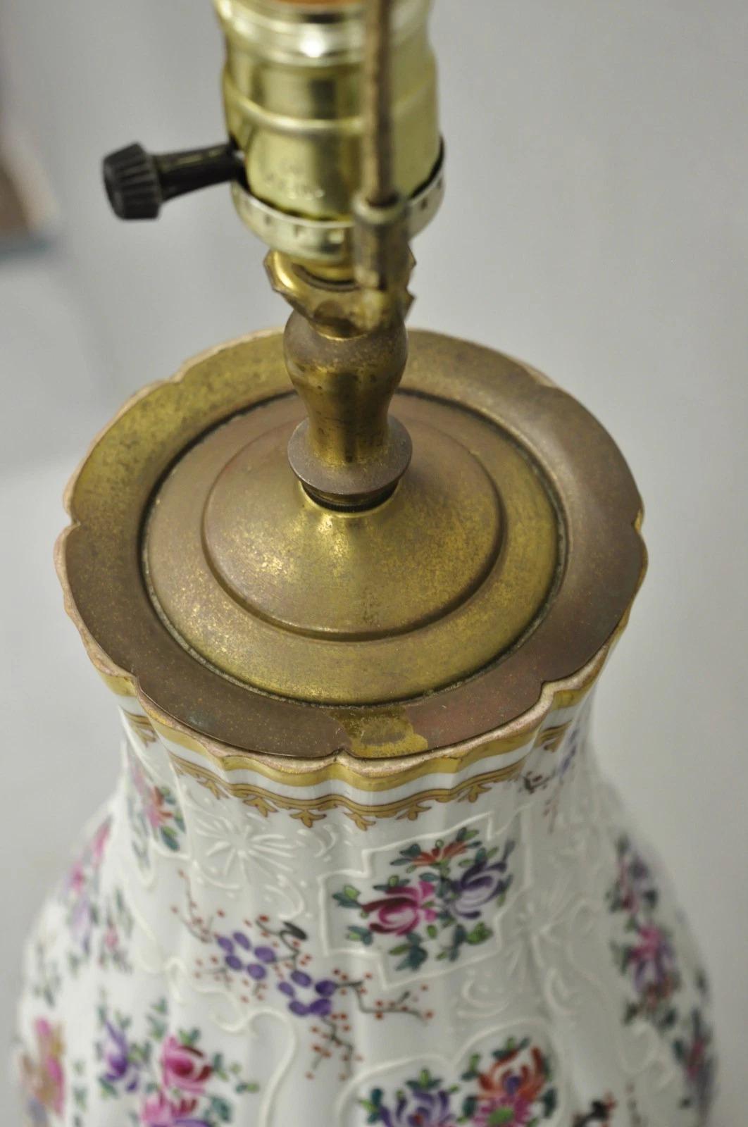 20ième siècle Lampe de table victorienne en porcelaine peinte à la main et exportée de Chine en vente