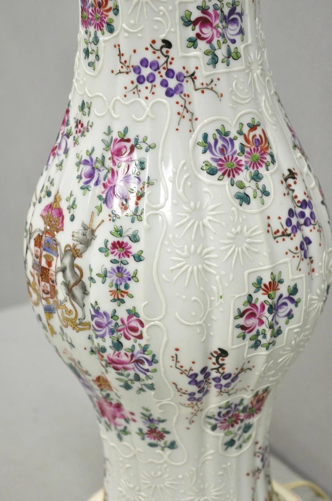 Lampe de table victorienne en porcelaine peinte à la main et exportée de Chine en vente 1