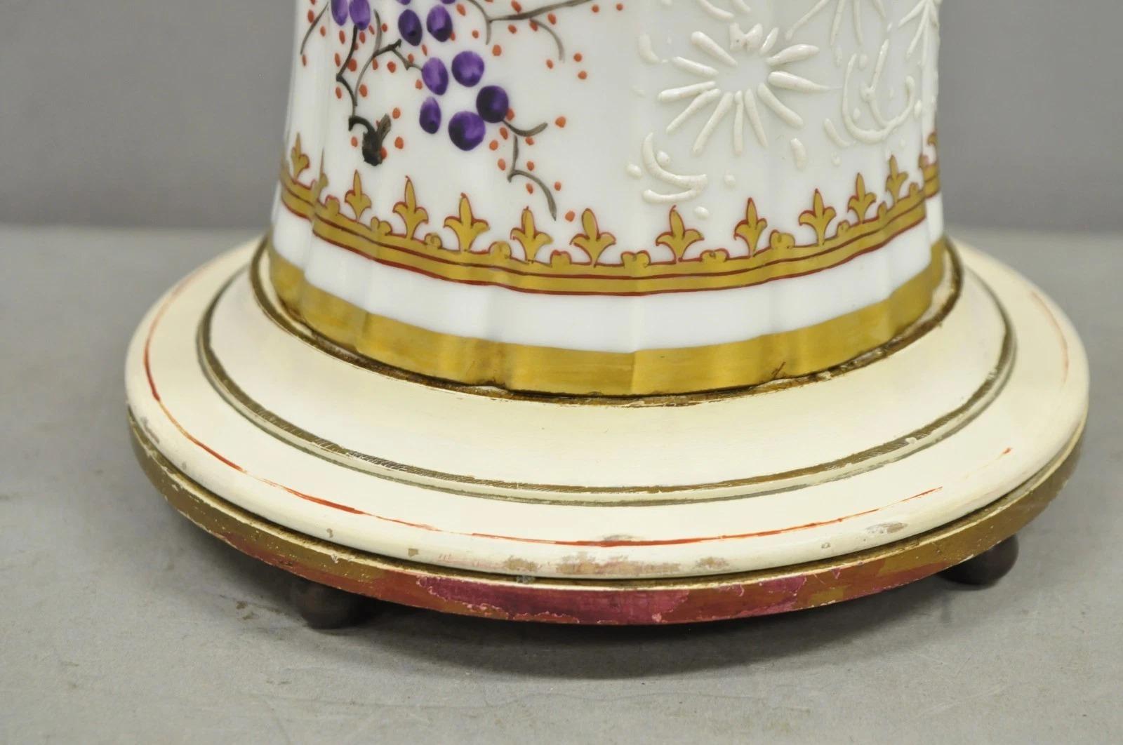 Lampe de table victorienne en porcelaine peinte à la main et exportée de Chine en vente 2