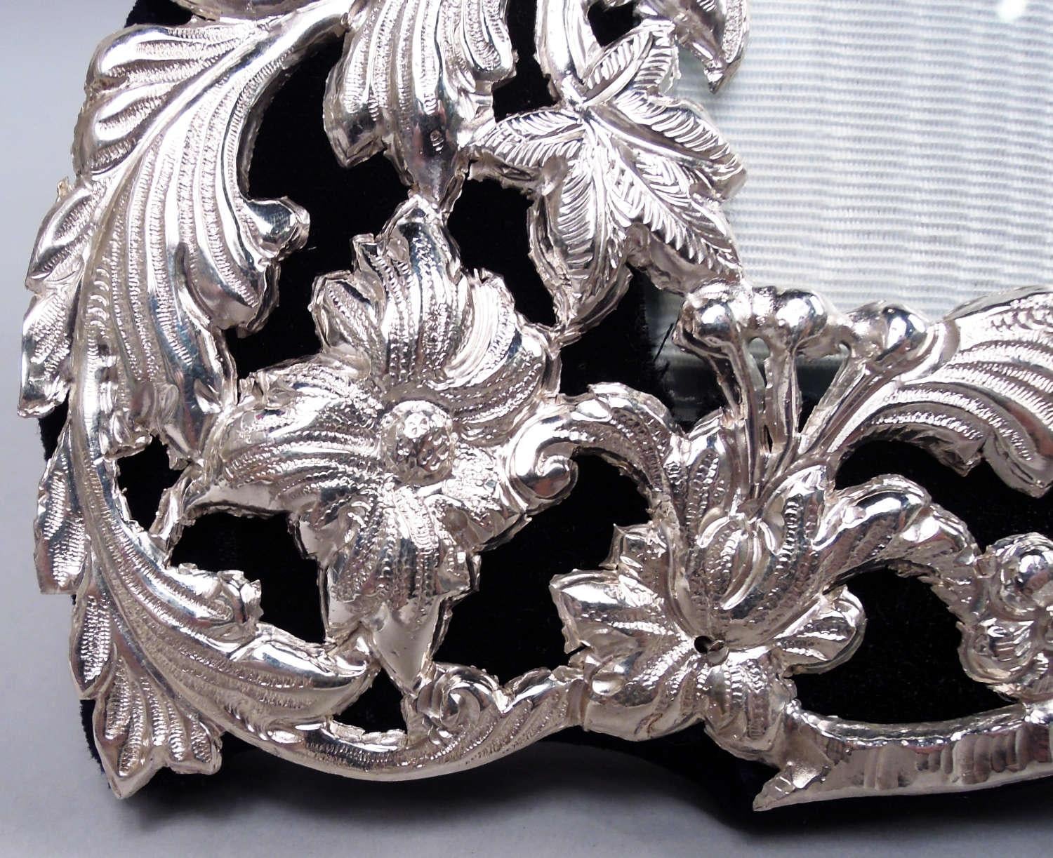 Marco victoriano inglés Art Nouveau de plata de ley, 1899 Plata esterlina en venta