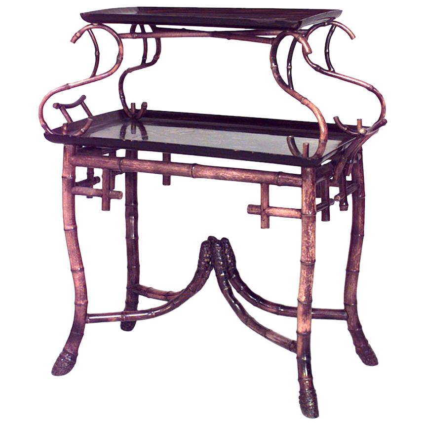 Englischer viktorianischer zweistufiger Tisch aus Bambus im Angebot