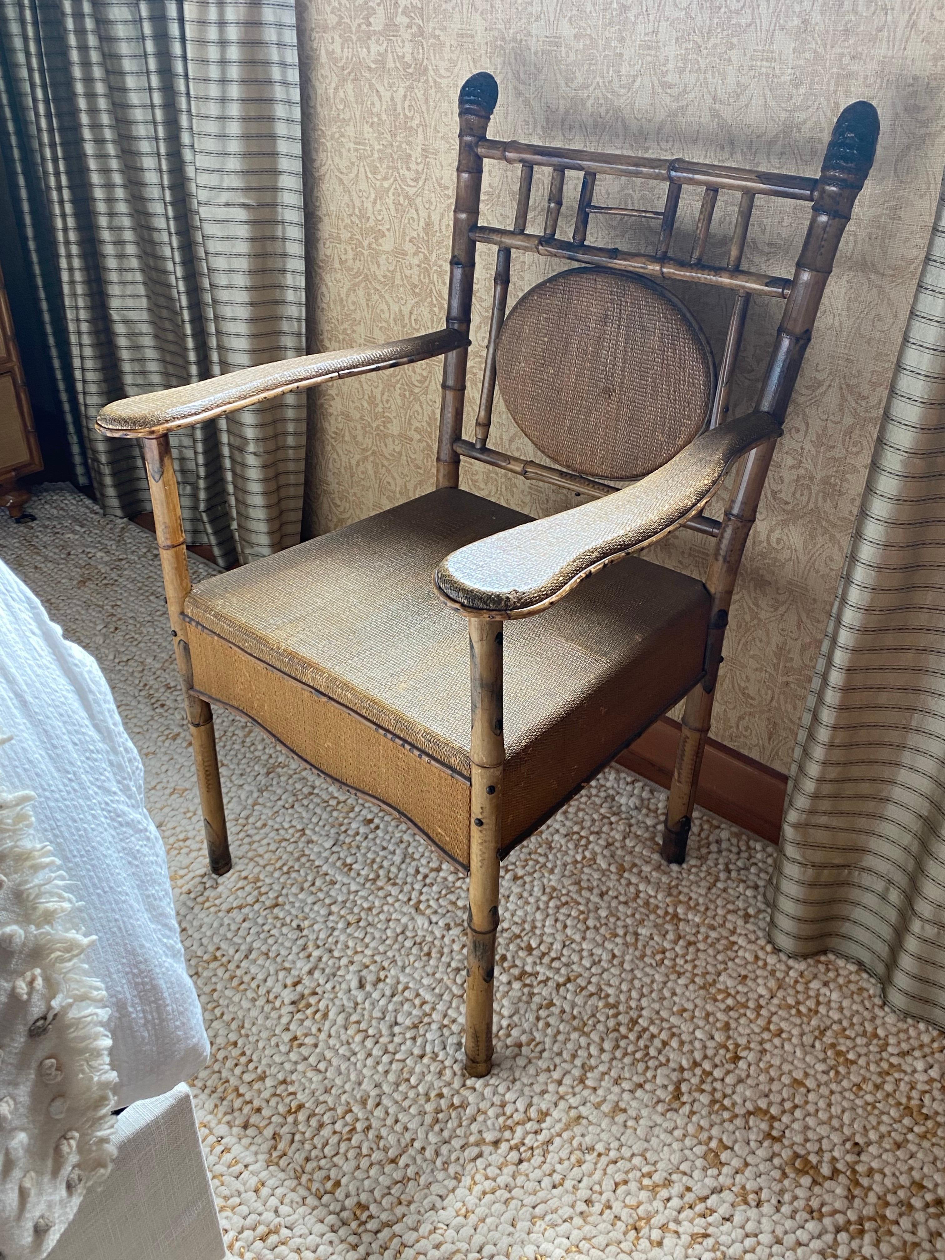 Sillón victoriano inglés de bambú
Se trata de un sillón de bambú de la época victoriana. Fabricada en bambú, tiene asiento y respaldo tejidos, reposabrazos curvados y remates decorativos en los montantes.  La tablilla trasera tiene un panel oval con