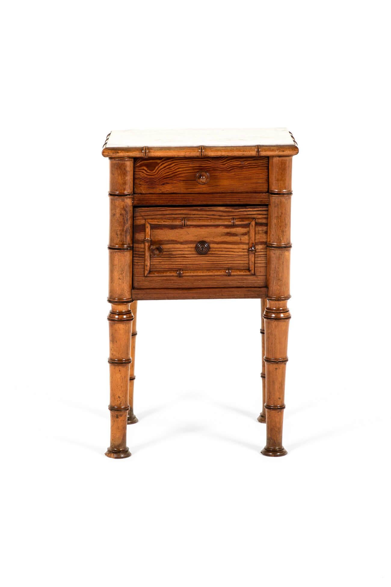 Une intrigante armoire de chambre à coucher de la fin du 19e siècle en pitch pine faux bambou.

Le chevet est doté d'un plateau carré en marbre gris avec une garniture en bambou au-dessus d'un tiroir et d'une petite armoire.

La table conserve les