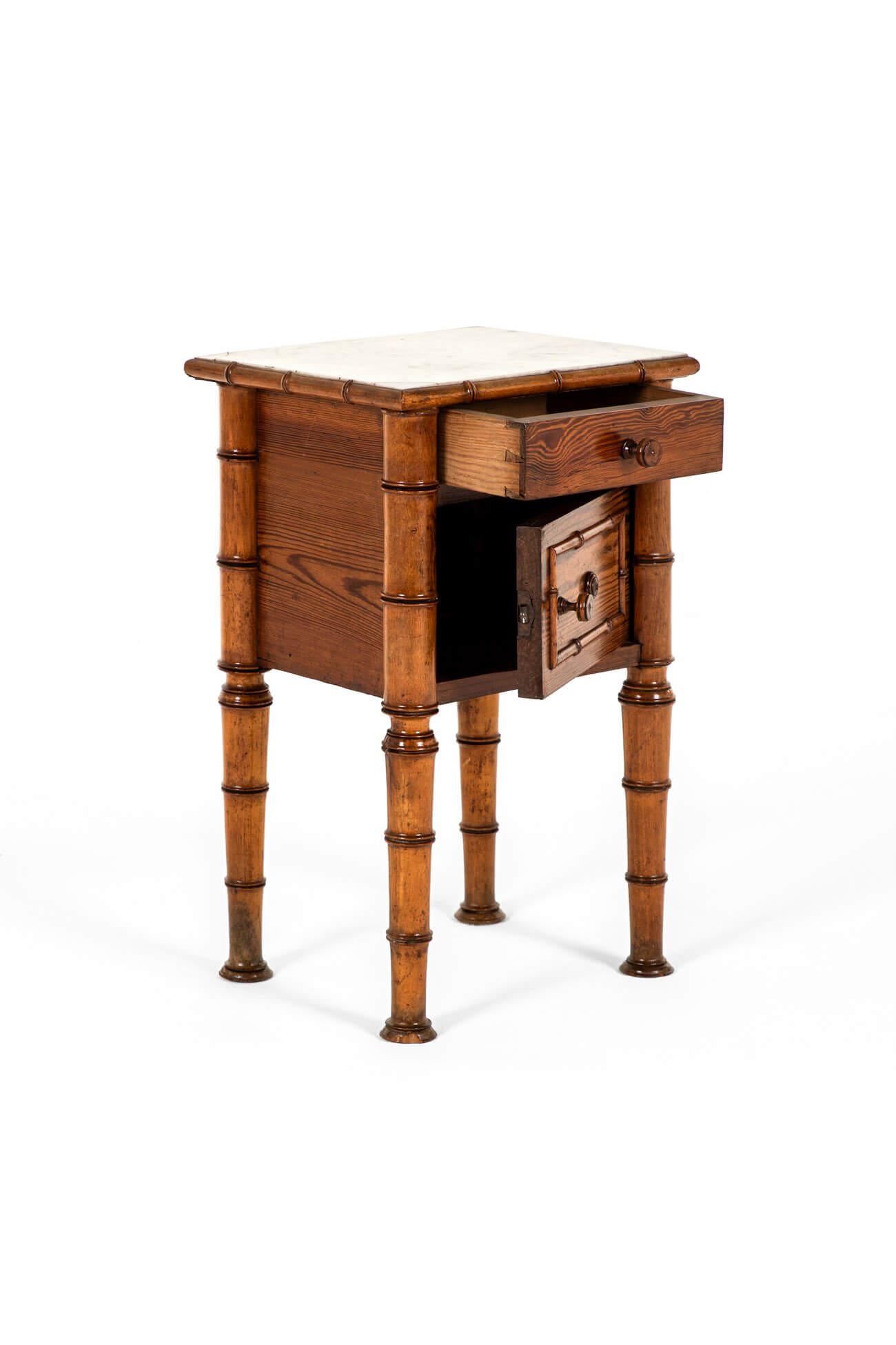 Sculpté à la main Meuble de chambre en bambou de style victorien anglais en vente