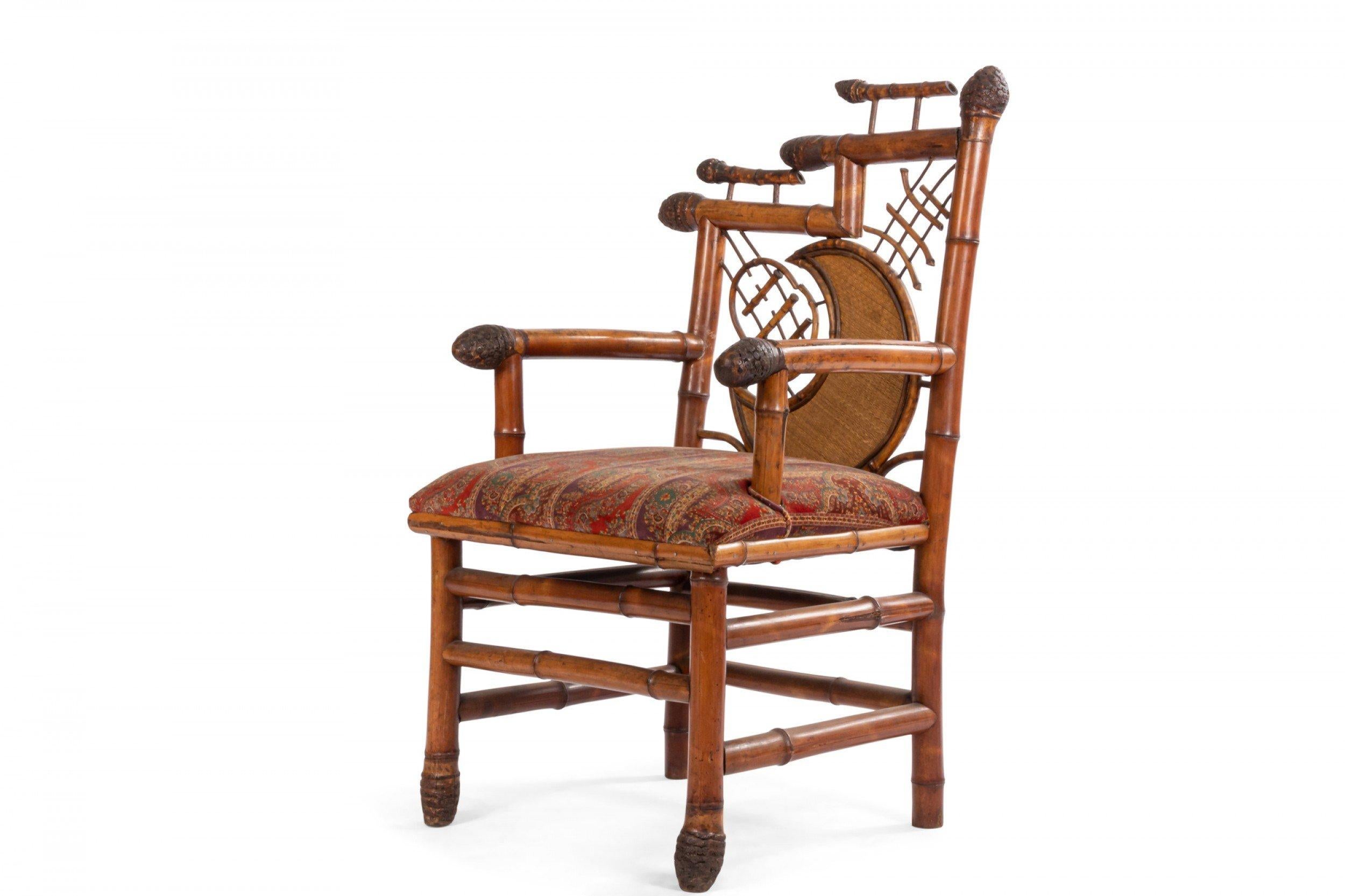 Paar englische viktorianische Bambussessel mit halbmondförmiger Rückenlehne und gepolstertem Paisley-Sitz (PREIS PRO Pärchen).
 