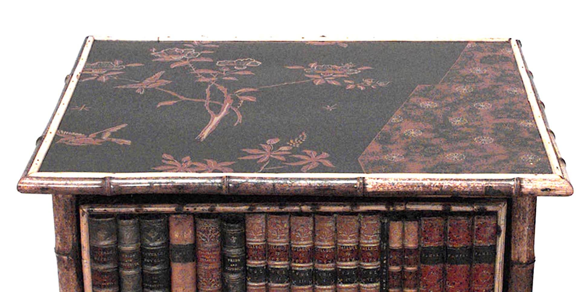 Kleiner englischer viktorianischer Bücherschrank aus Bambus und schwarzem Lack mit Ledereinband auf der Tür, spätes 19. bis frühes 20.
   