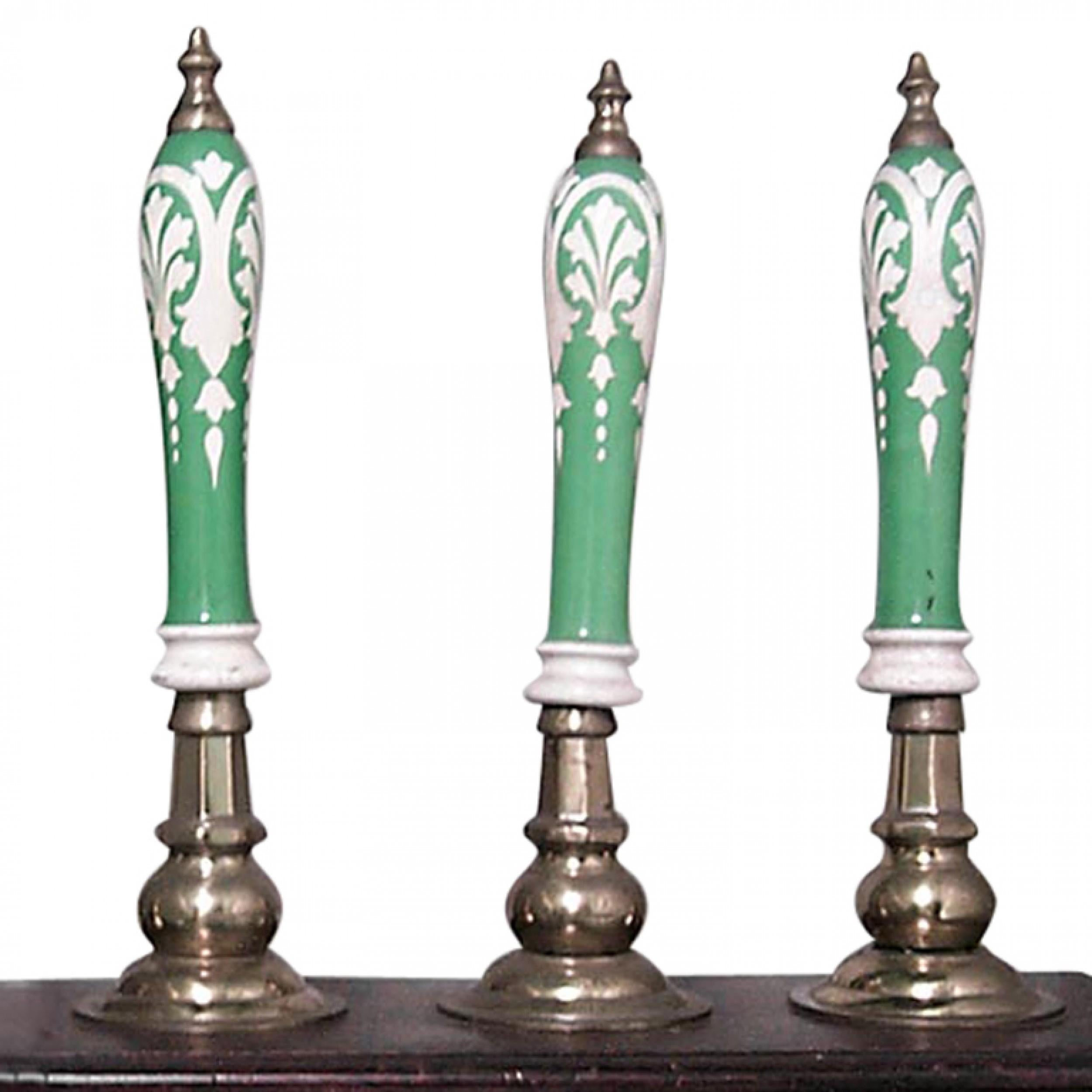 Motor de pub cervecero victoriano inglés con 4 asas de porcelana verde y blanca y adornos de latón sobre base rectangular de madera.