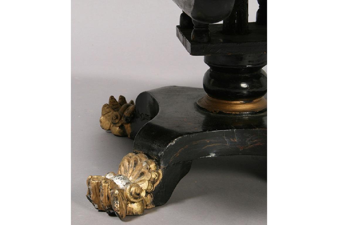 Tavolo da cocktail vittoriano inglese laccato nero con supporto per gabbia per uccelli e piedi ad artiglio in foglia d'oro.  
Taglio del tavolo centrale