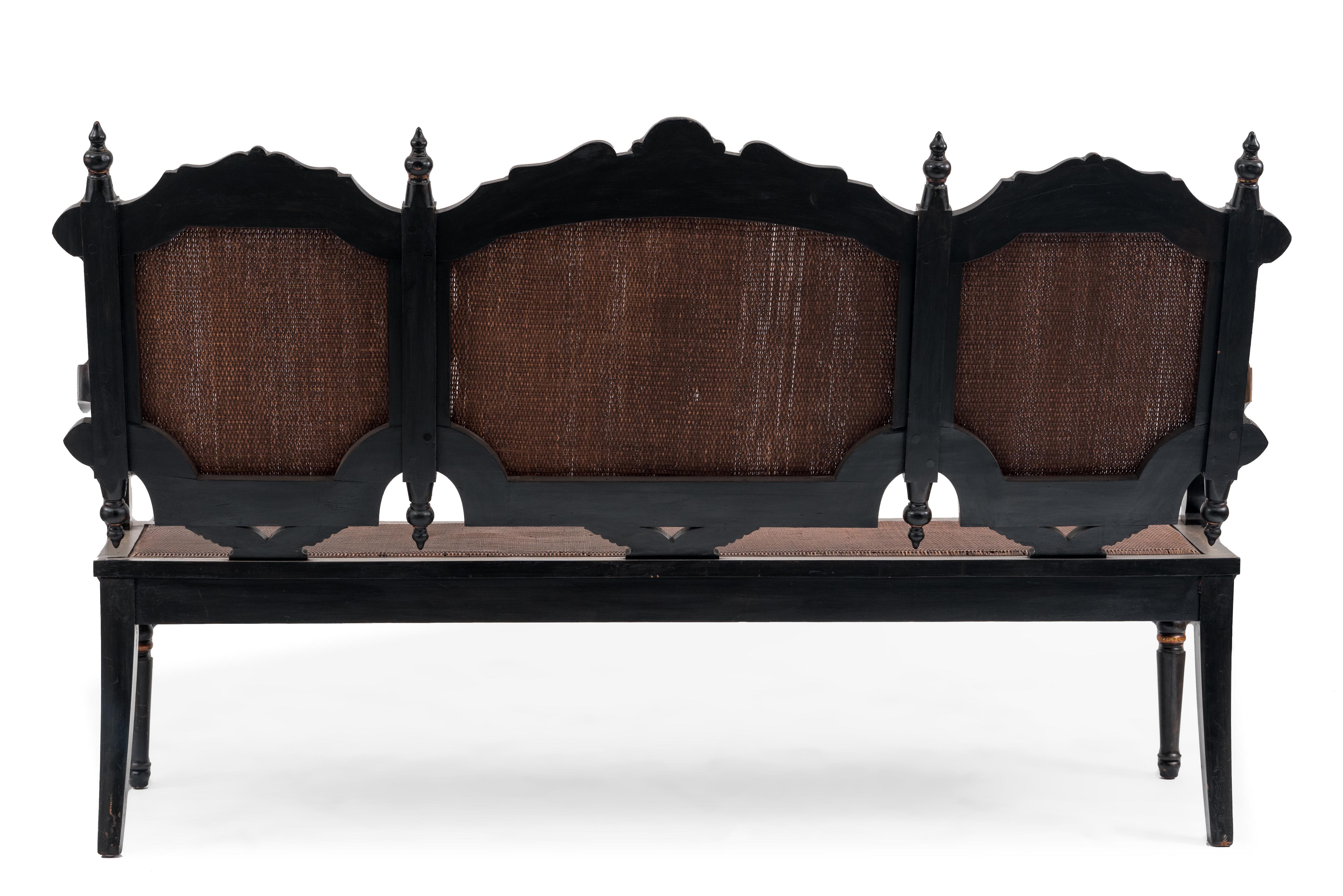 English Victorian Black Lacquered Floral Settee In Good Condition For Sale In New York, NY