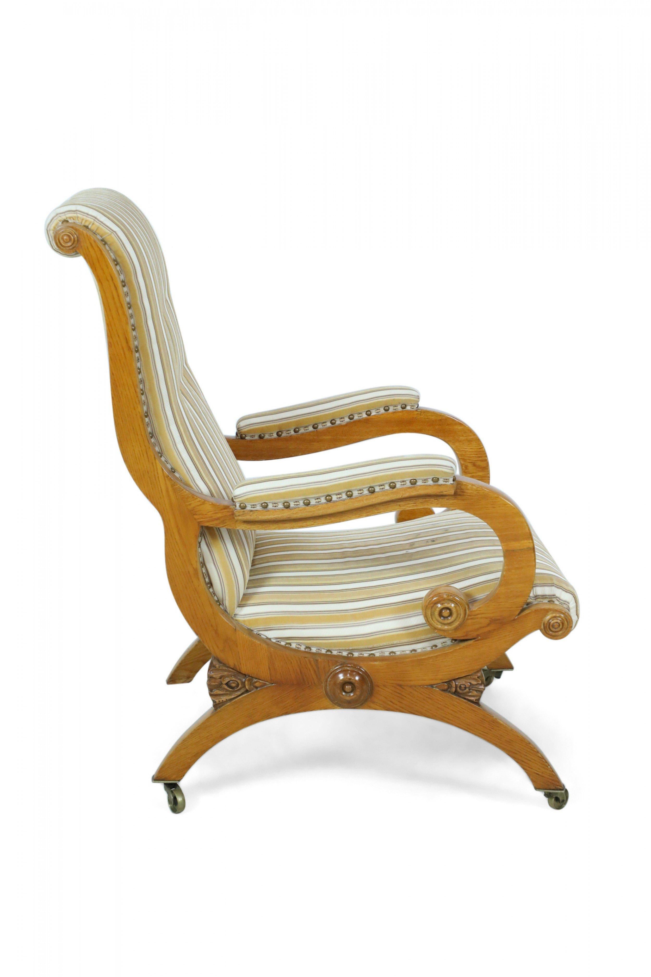 Sillón victoriano inglés de madera rubia con tapicería de rayas en venta 6
