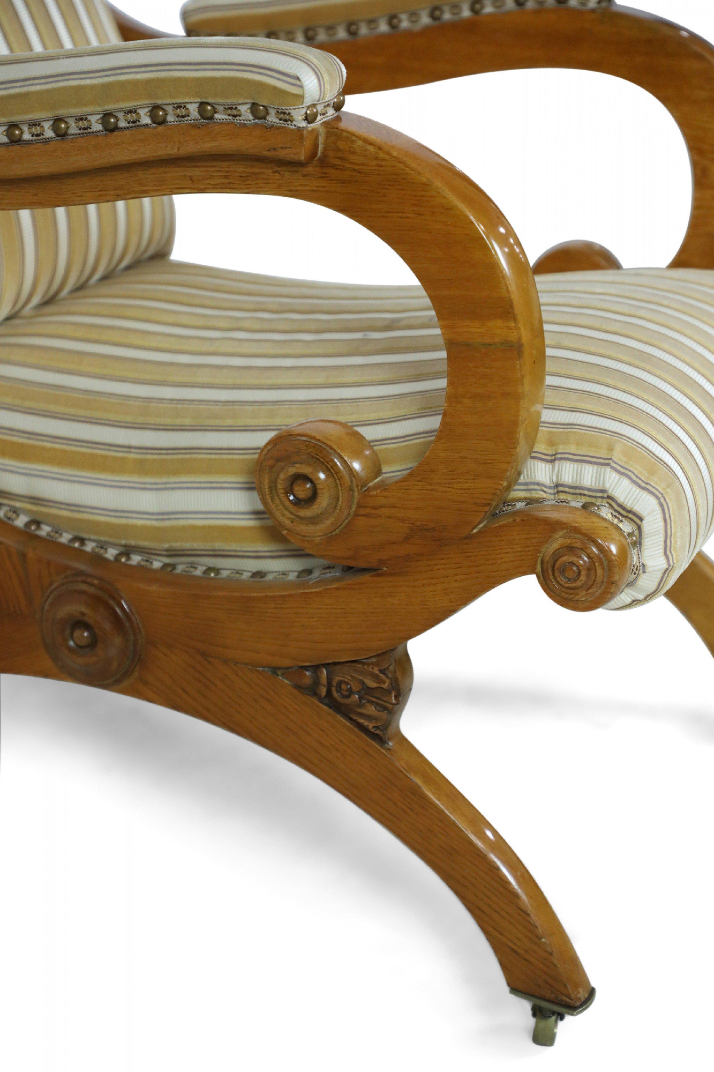Sillón victoriano inglés de madera rubia con tapicería de rayas en venta 7