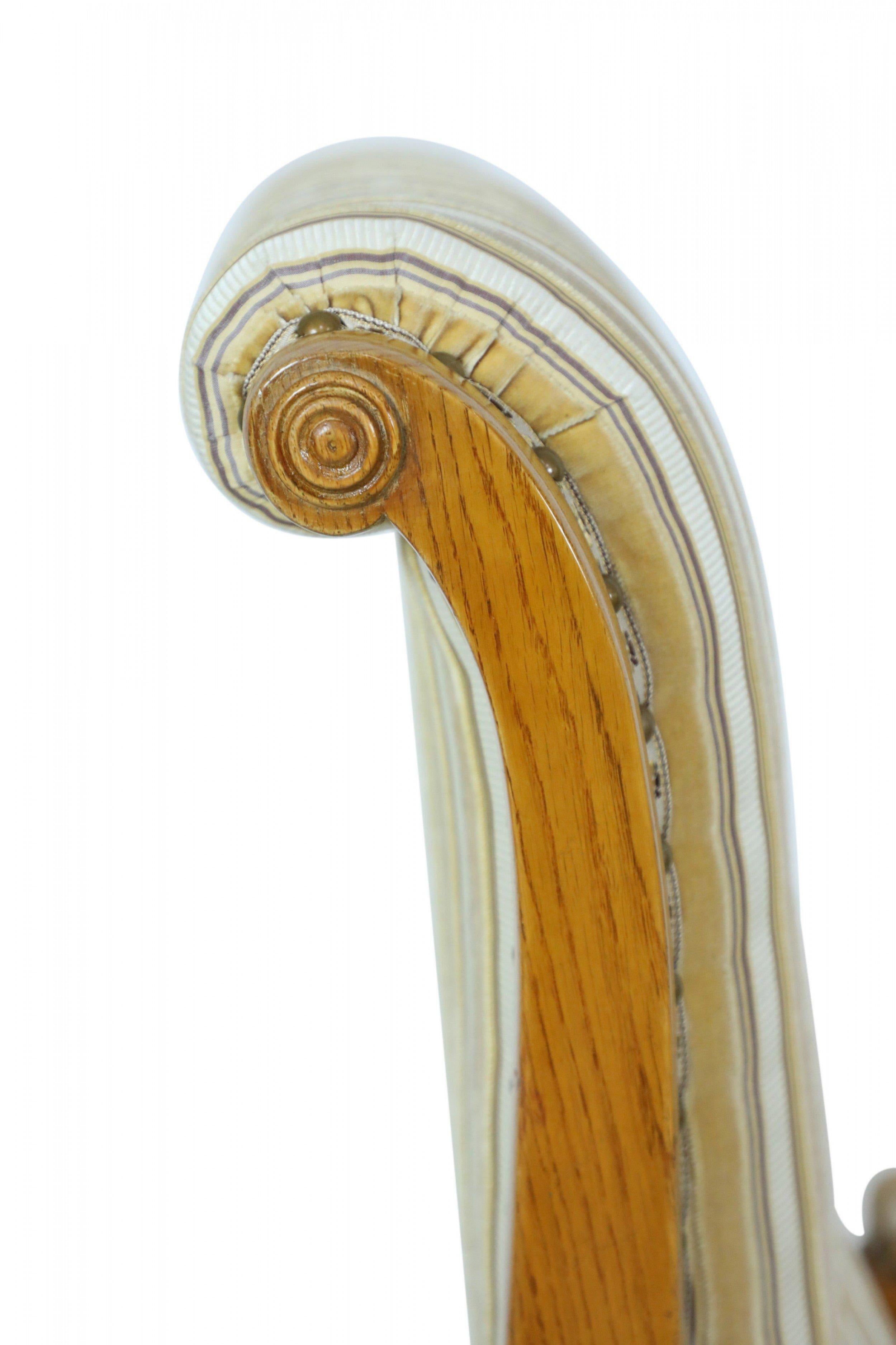 Sillón victoriano inglés de madera rubia con tapicería de rayas en venta 8