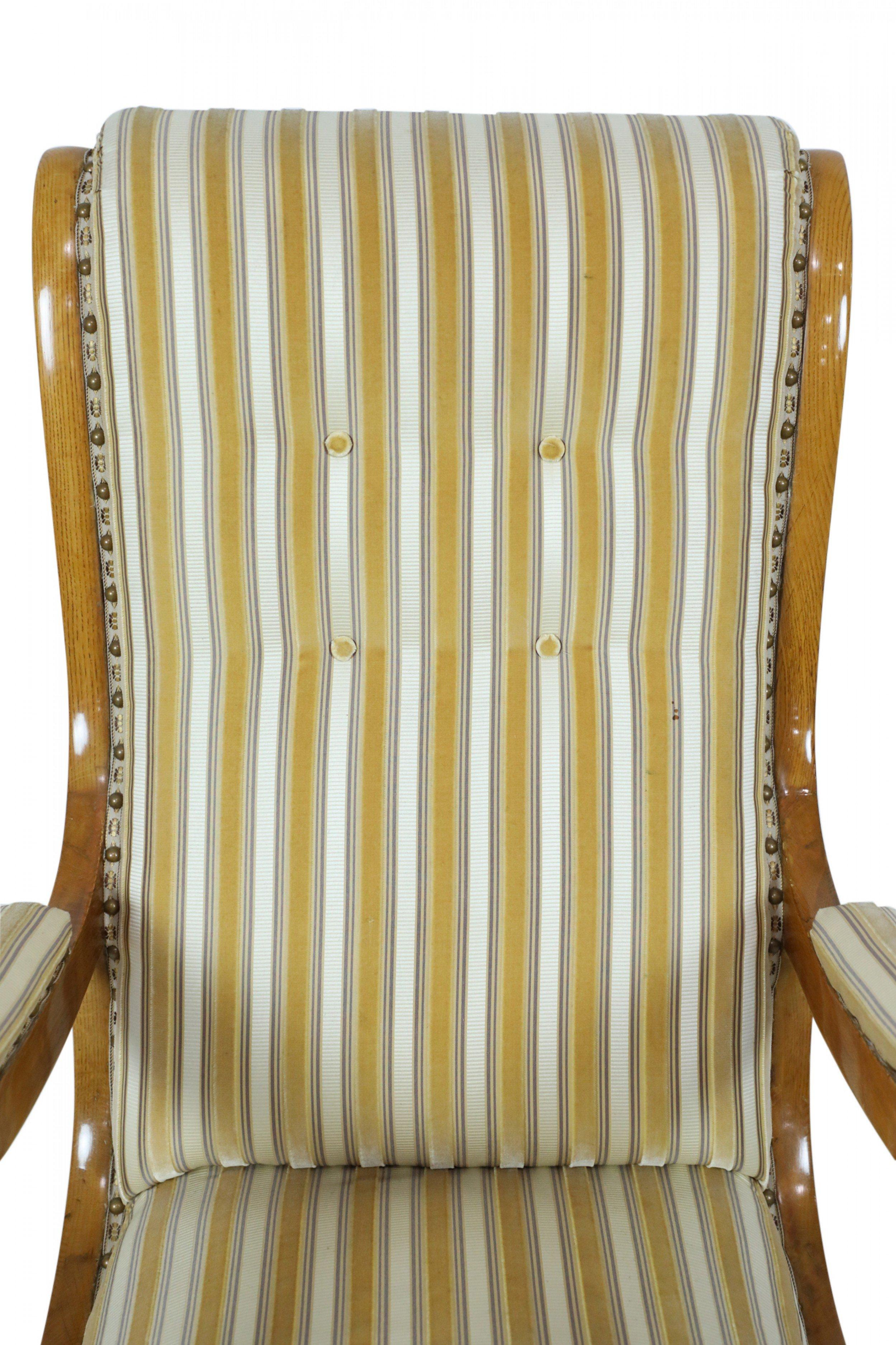 Sillón victoriano inglés de madera rubia con tapicería de rayas en venta 9