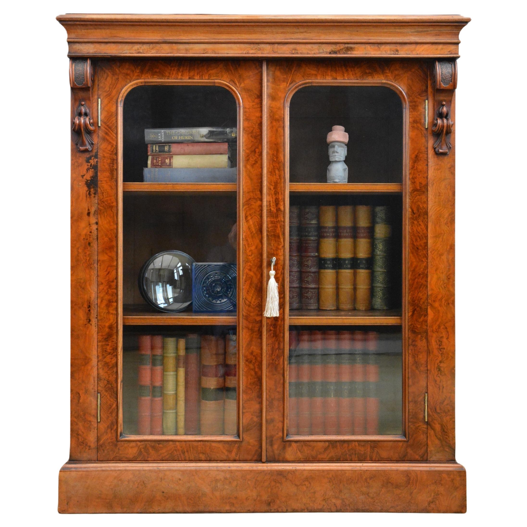 Libreria vittoriana inglese in noce figurato del 1870 ca.