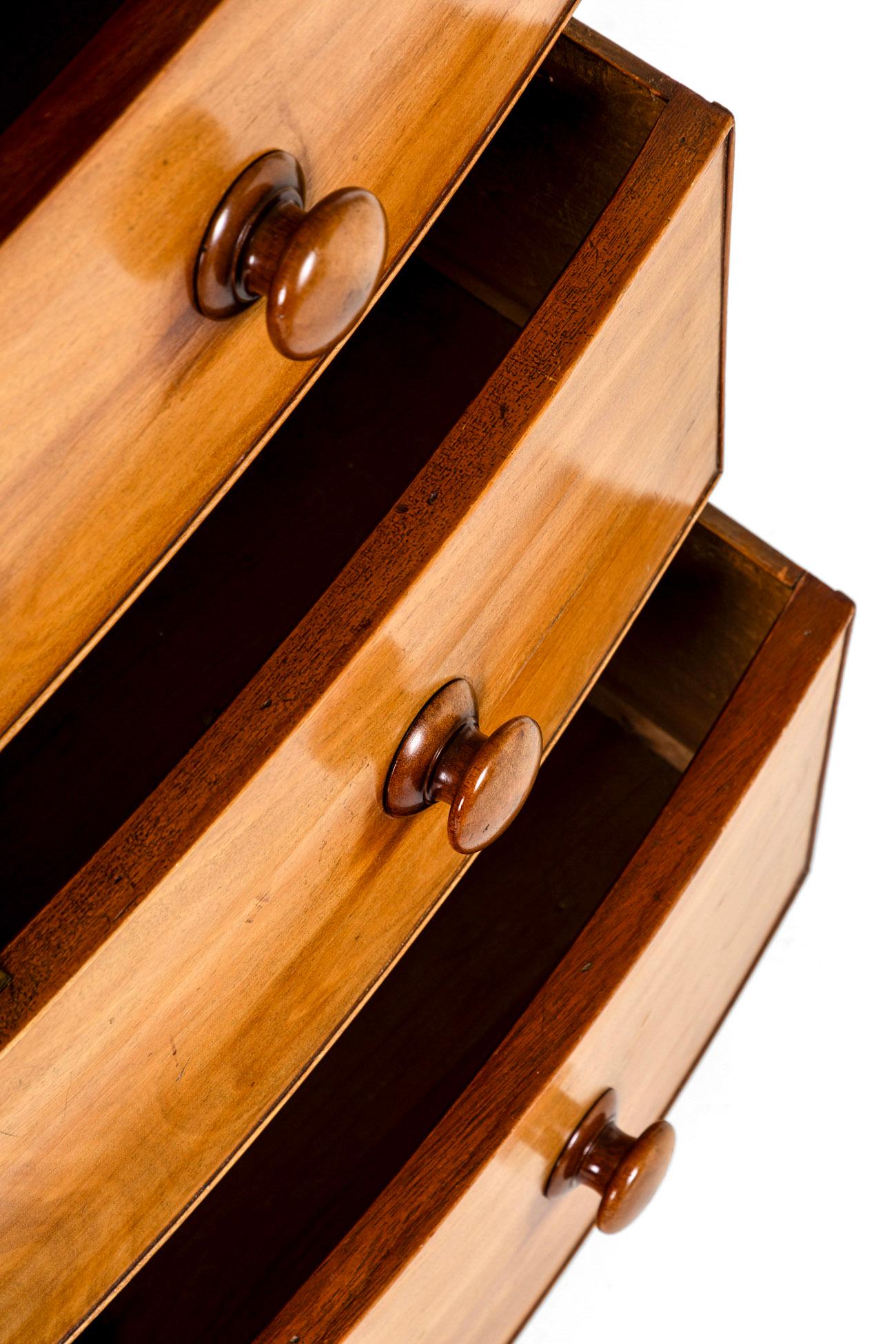 English Victorian Bow Fronted Chest Of Drawers For Sale 3