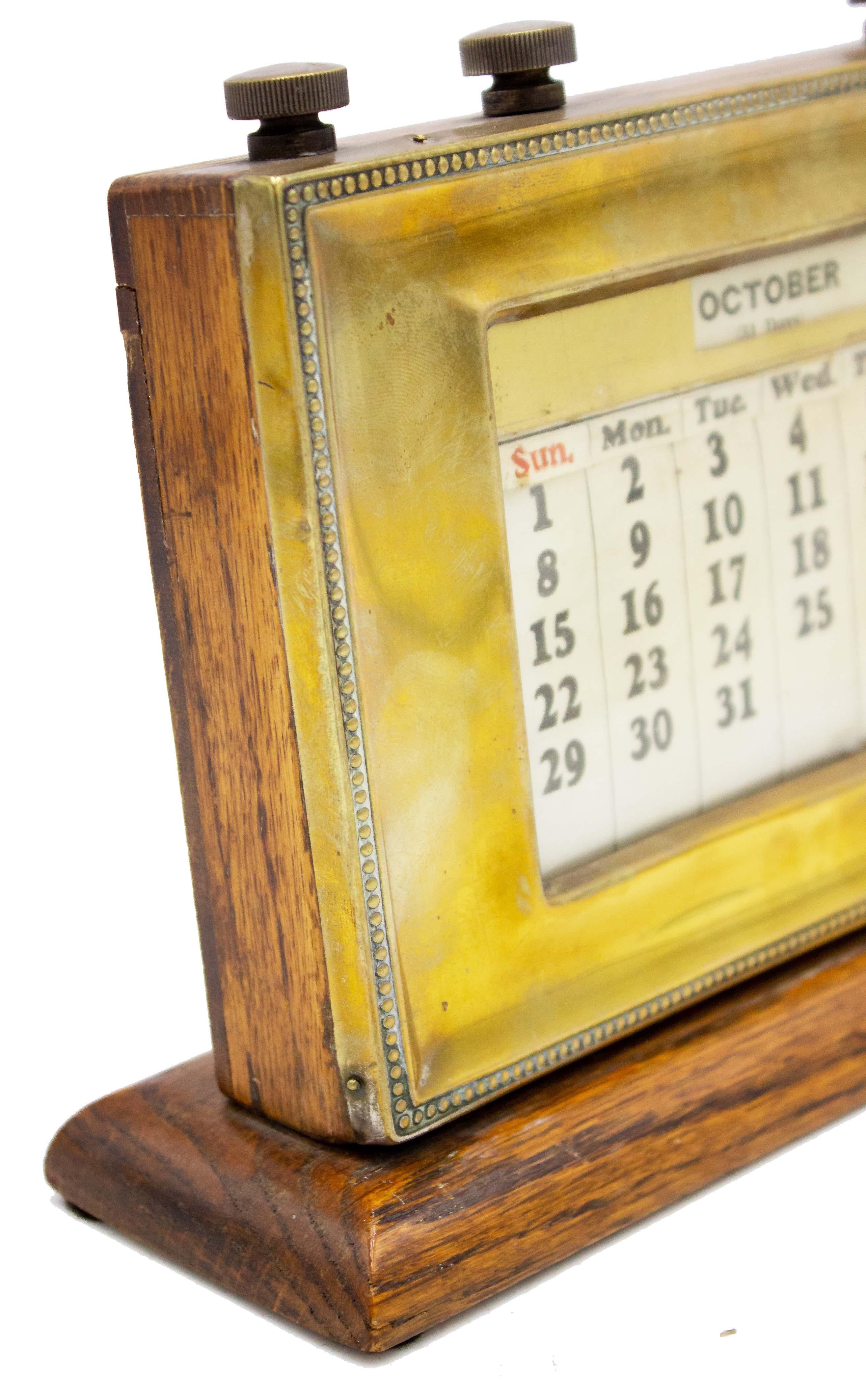 English Victorian Brass Desk Calendar (Viktorianisch) im Angebot