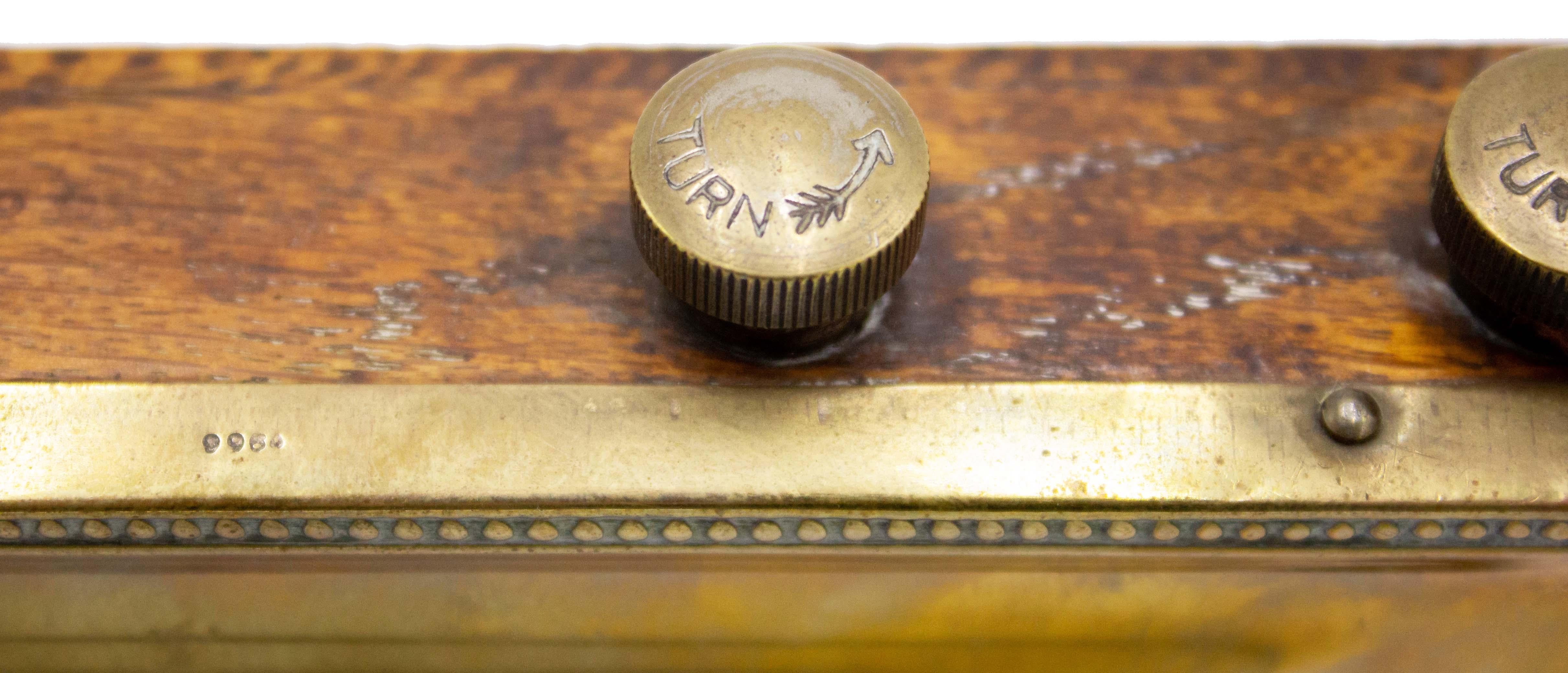 English Victorian Brass Desk Calendar im Zustand „Gut“ im Angebot in Queens, NY