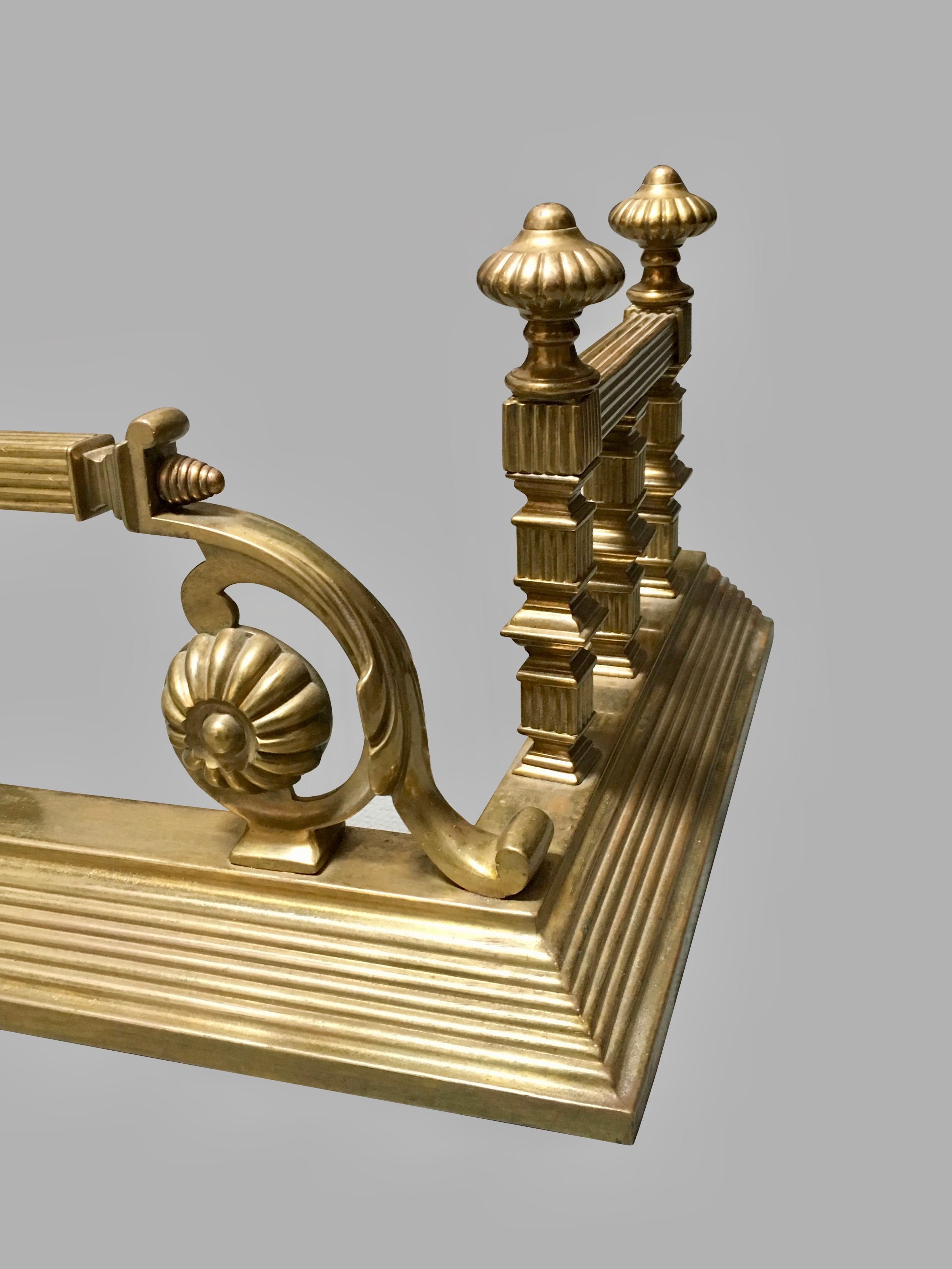 A good English Victorian brass fire fender decorated with reeded edges and shells, circa 1880.