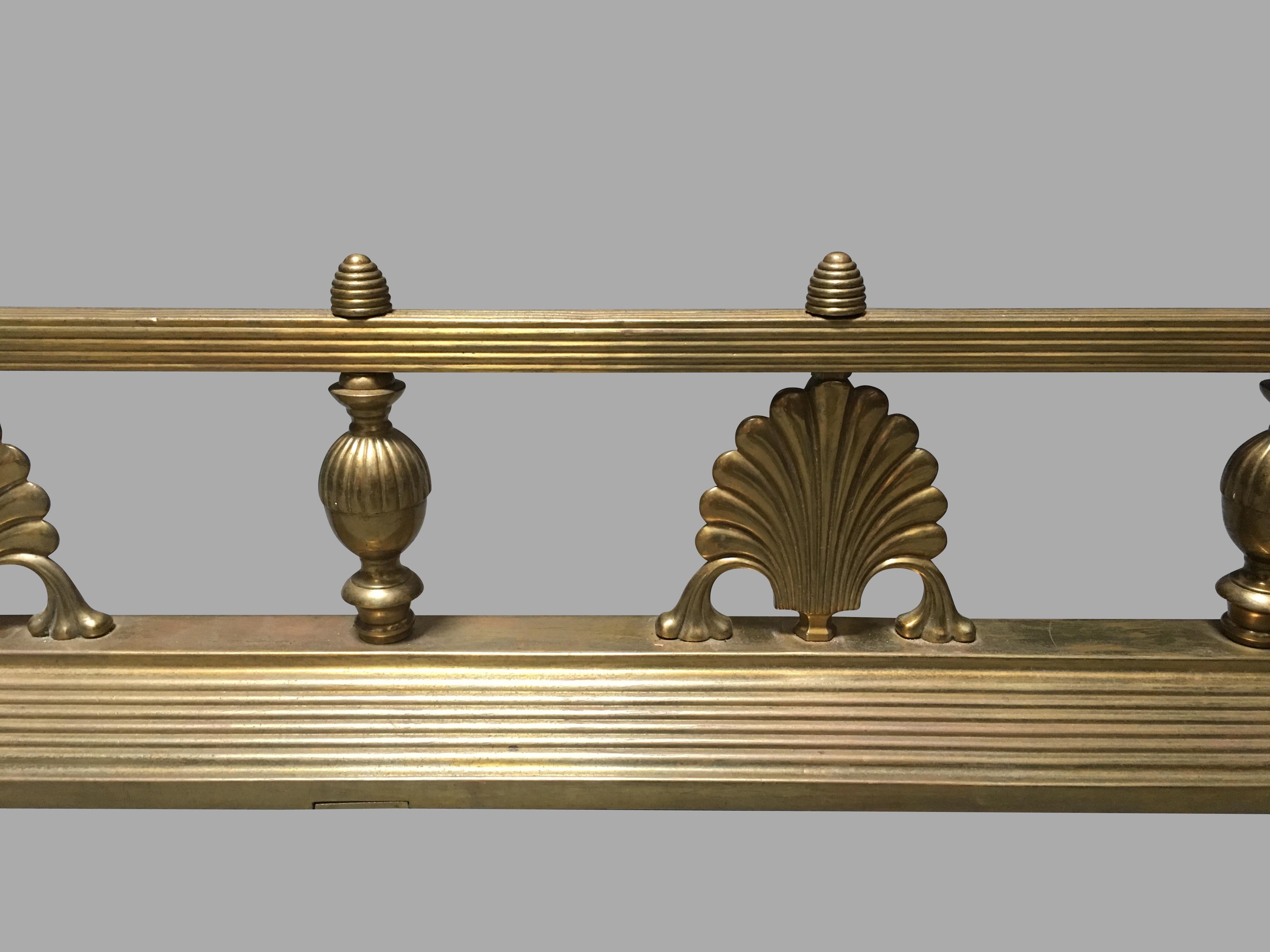 English Victorian Brass Fire Fender In Good Condition For Sale In San Francisco, CA