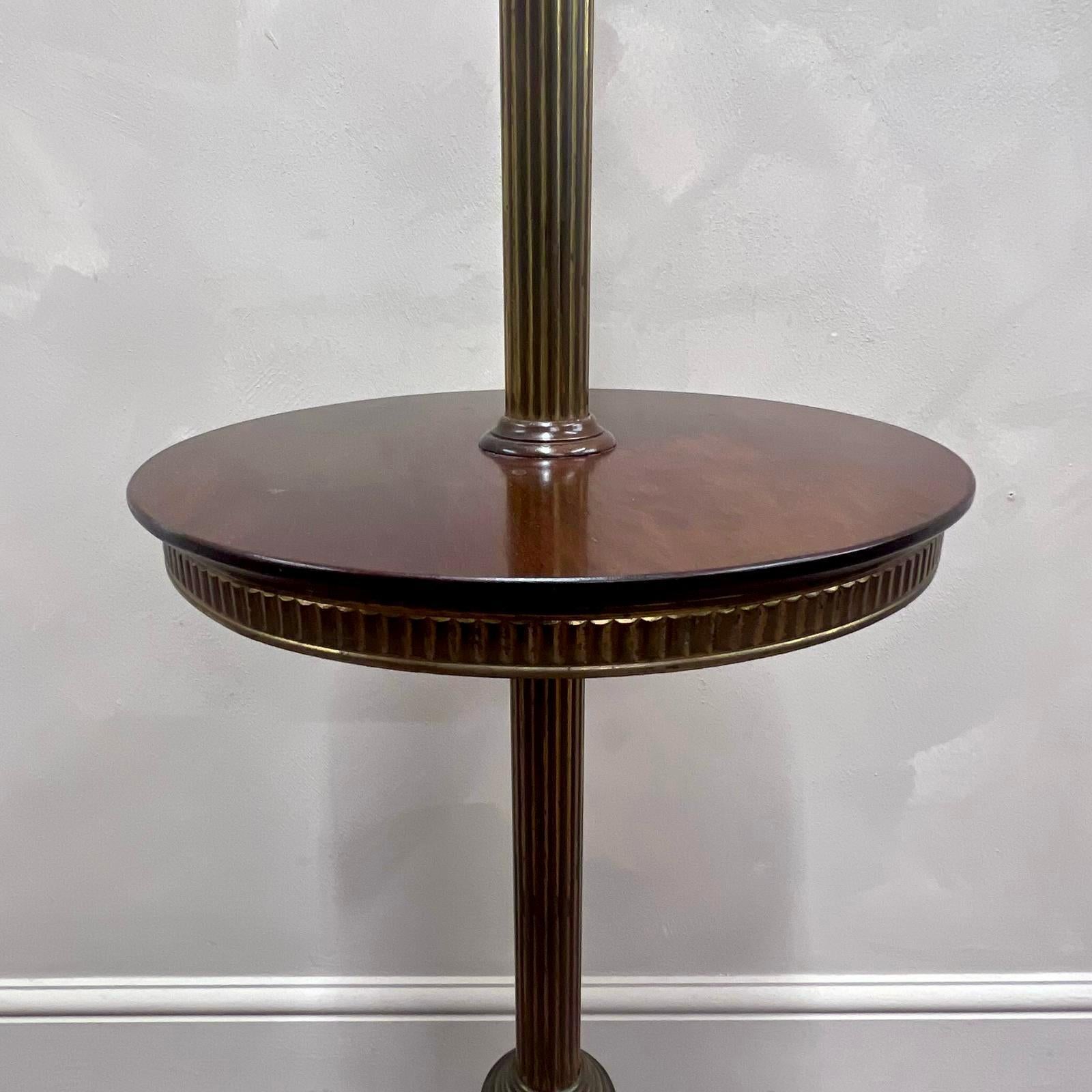 Britannique Lampadaire victorien anglais avec table en acajou 19ème siècle  en vente